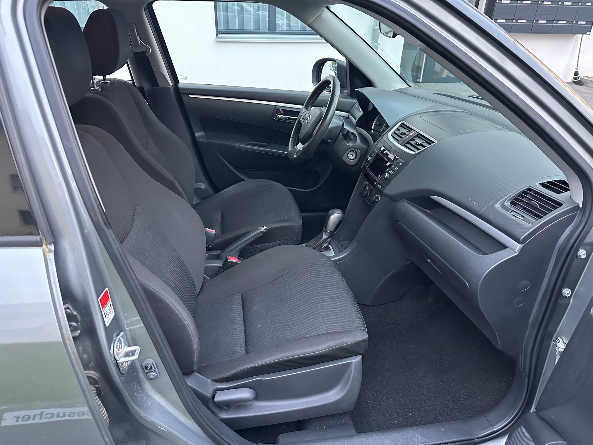 SUZUKI Swift 1.2i 16V GL Automatic-image-2