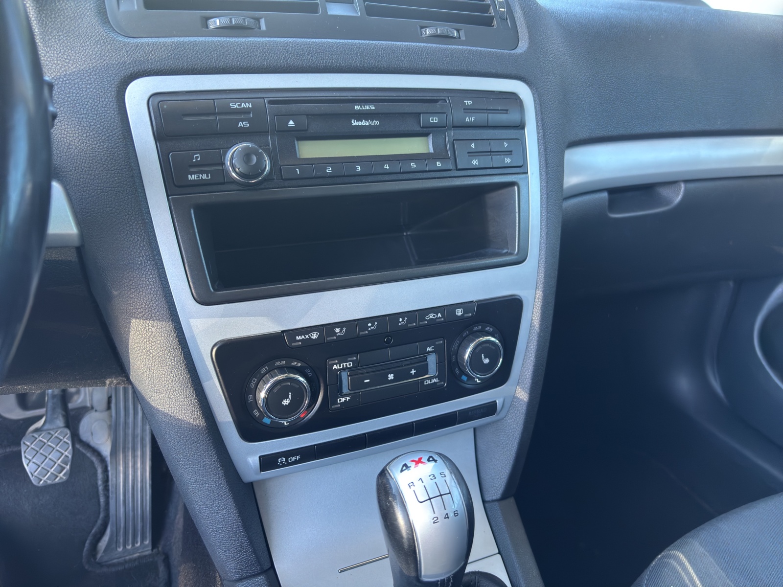 SKODA Octavia Combi 1.8 TSI Adventure 4x4-image-7