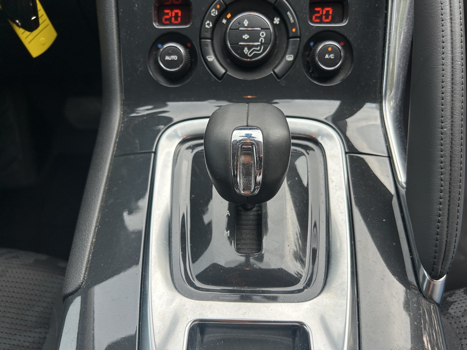 PEUGEOT 3008 HYbrid4 2.0 HDI EGS6-image-14