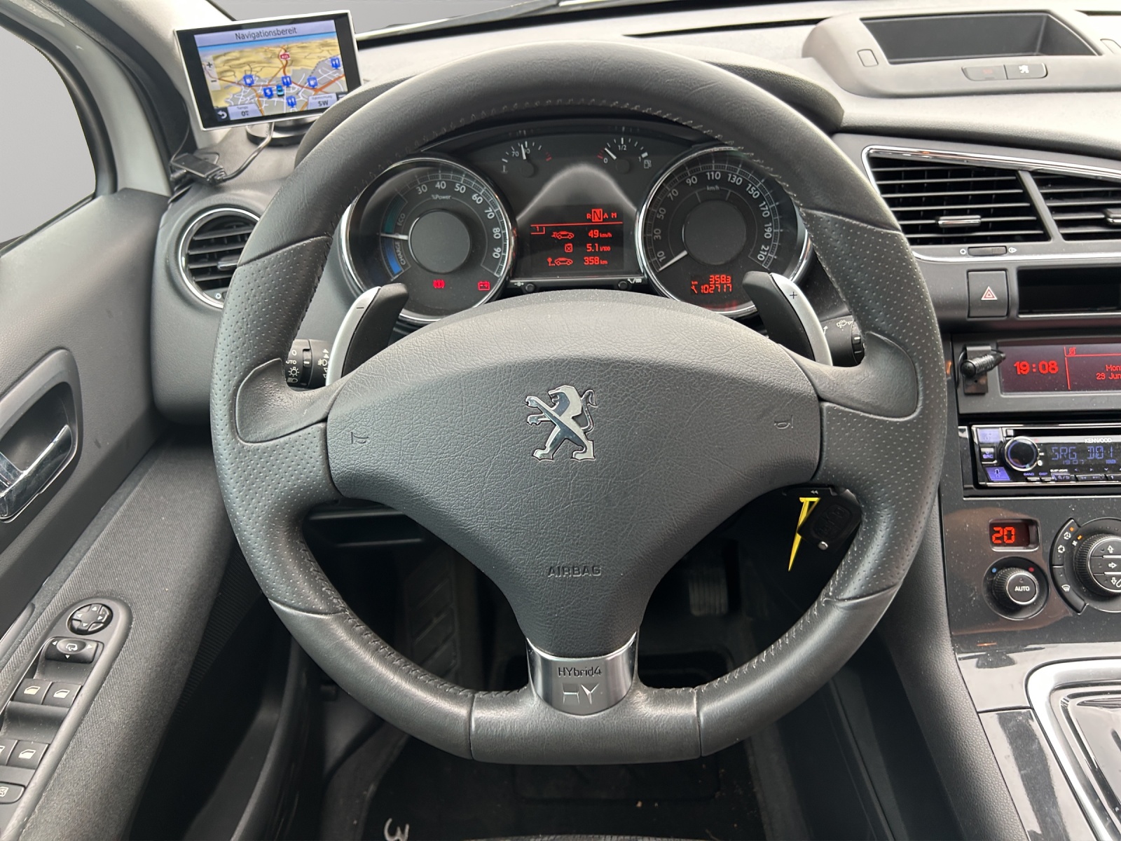 PEUGEOT 3008 HYbrid4 2.0 HDI EGS6-image-15