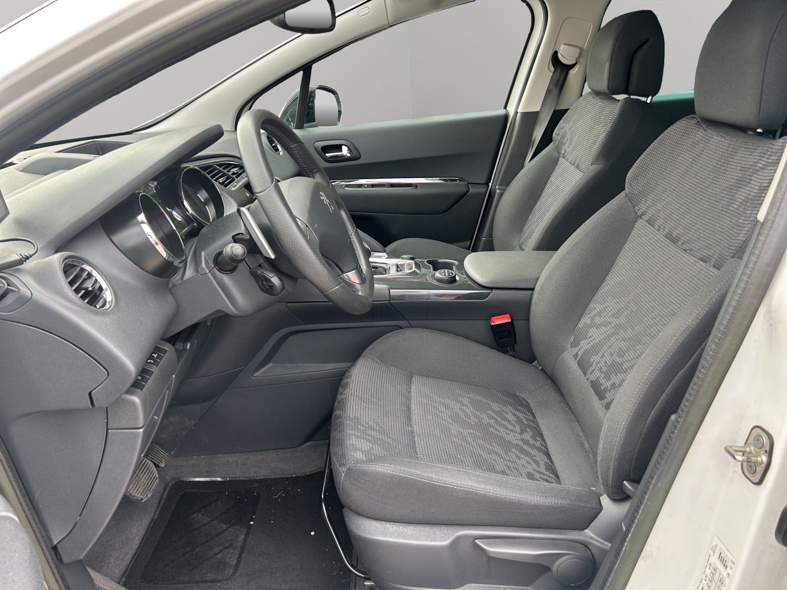 PEUGEOT 3008 HYbrid4 2.0 HDI EGS6-image-8