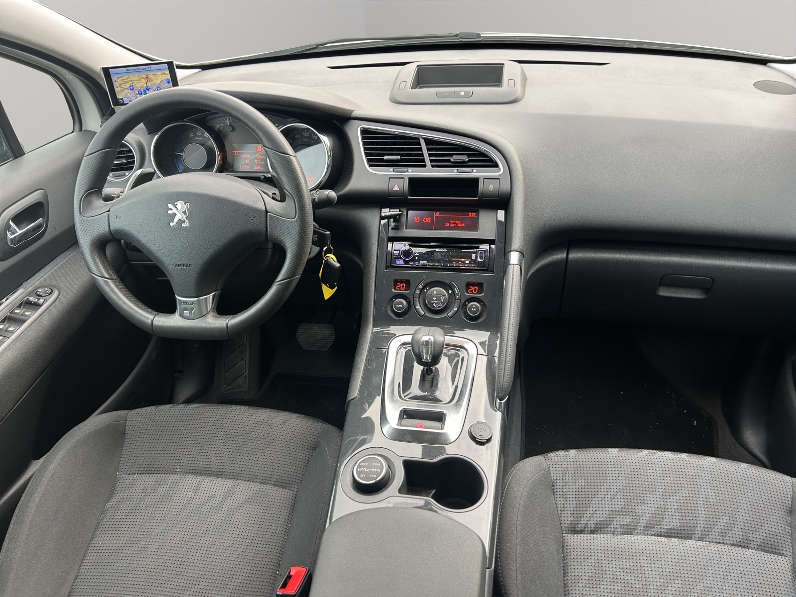 PEUGEOT 3008 HYbrid4 2.0 HDI EGS6-image-9