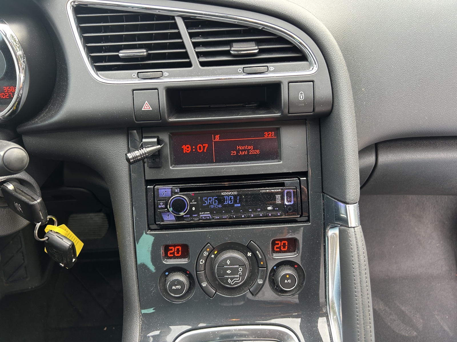 PEUGEOT 3008 HYbrid4 2.0 HDI EGS6-image-11