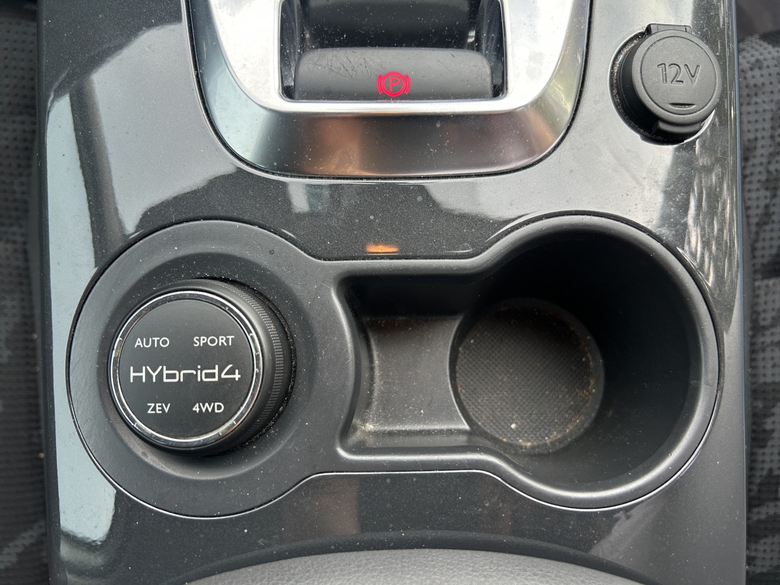 PEUGEOT 3008 HYbrid4 2.0 HDI EGS6-image-12