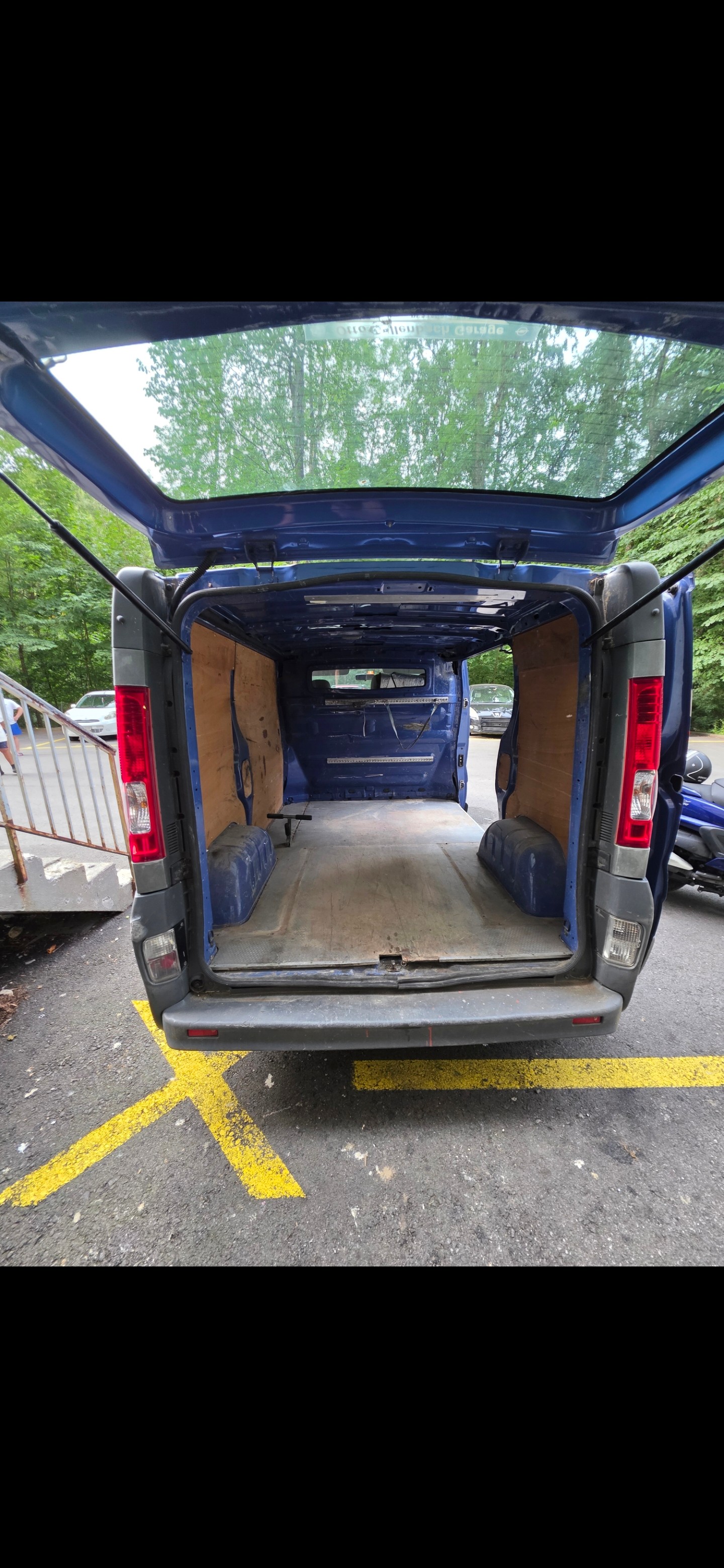 BMW Opel Vivaro A - 2010-image-1