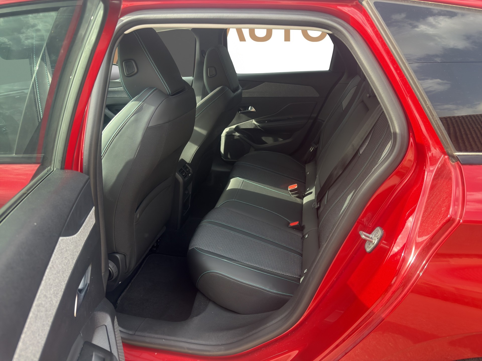 PEUGEOT 308 SW 1.2 PureTech Allure-image-16
