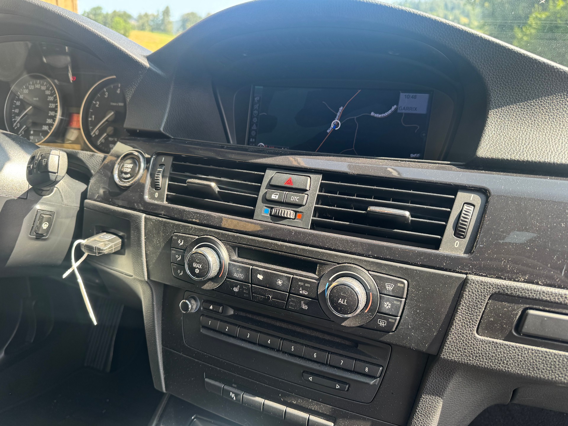 BMW 330i Coupé-image-8