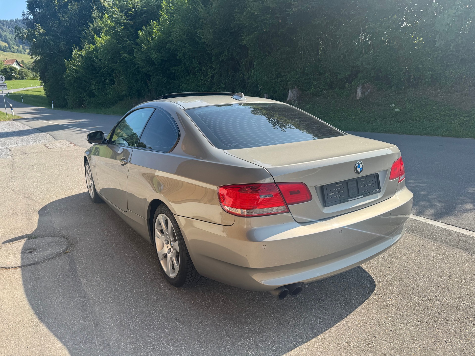 BMW 330i Coupé-image-2