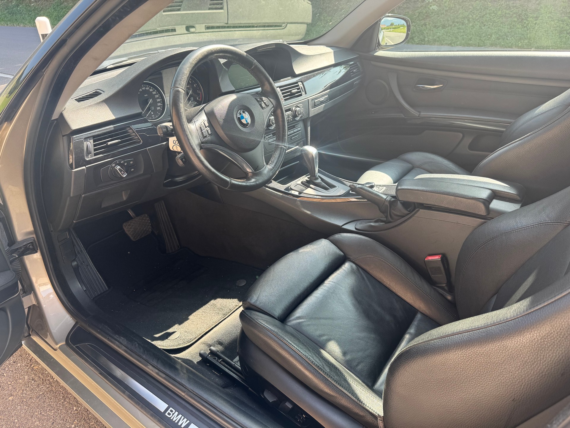 BMW 330i Coupé-image-4