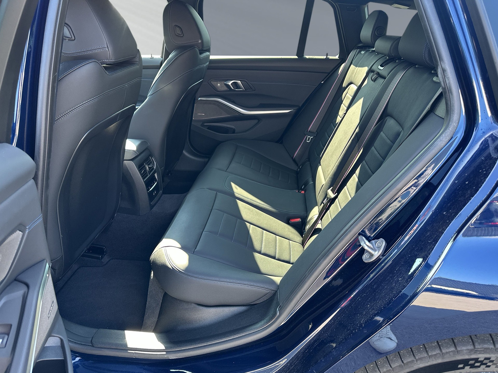 BMW 330e x DriveTouring Steptronic M Sport Pro-image-6