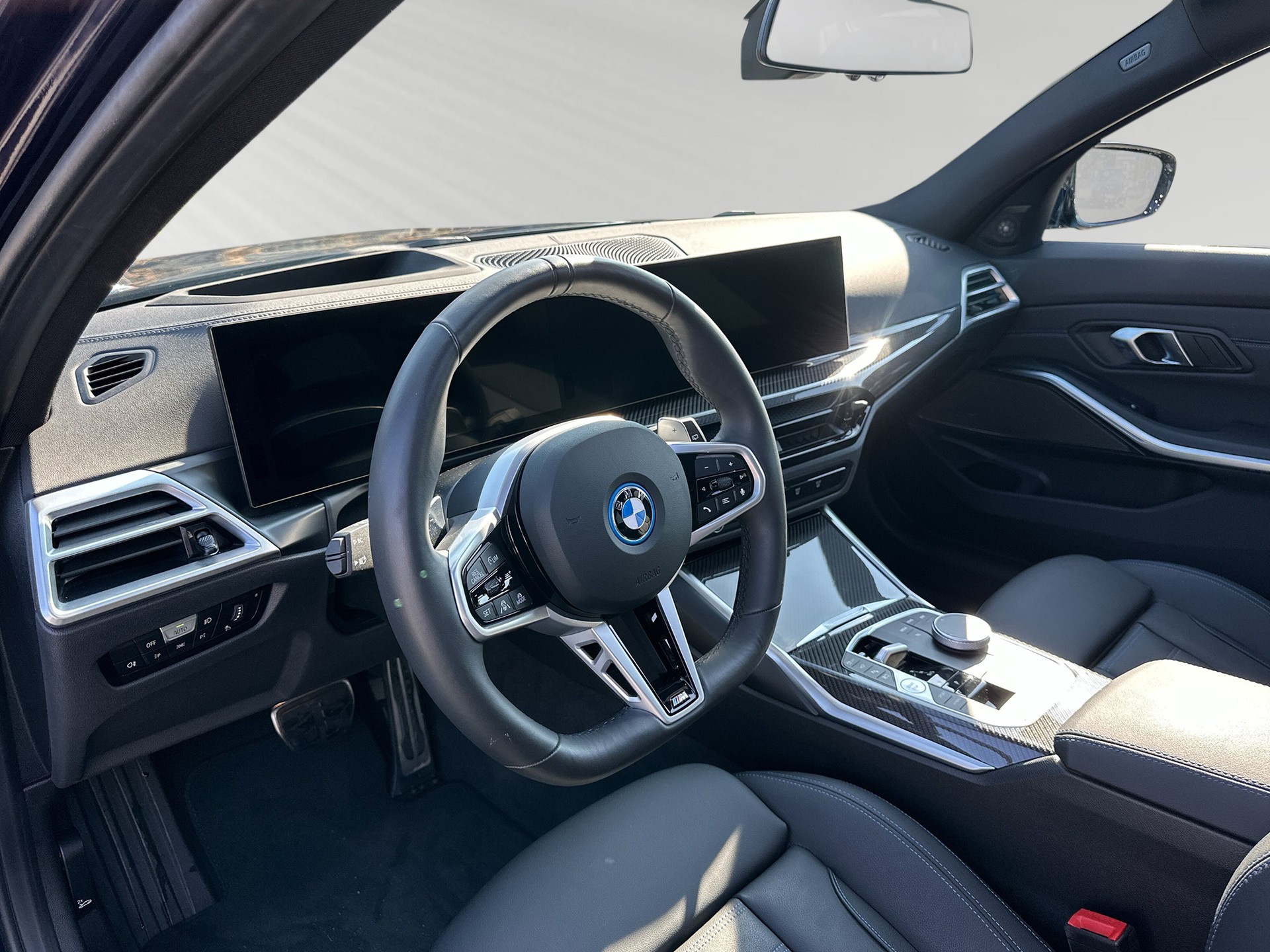 BMW 330e x DriveTouring Steptronic M Sport Pro-image-3