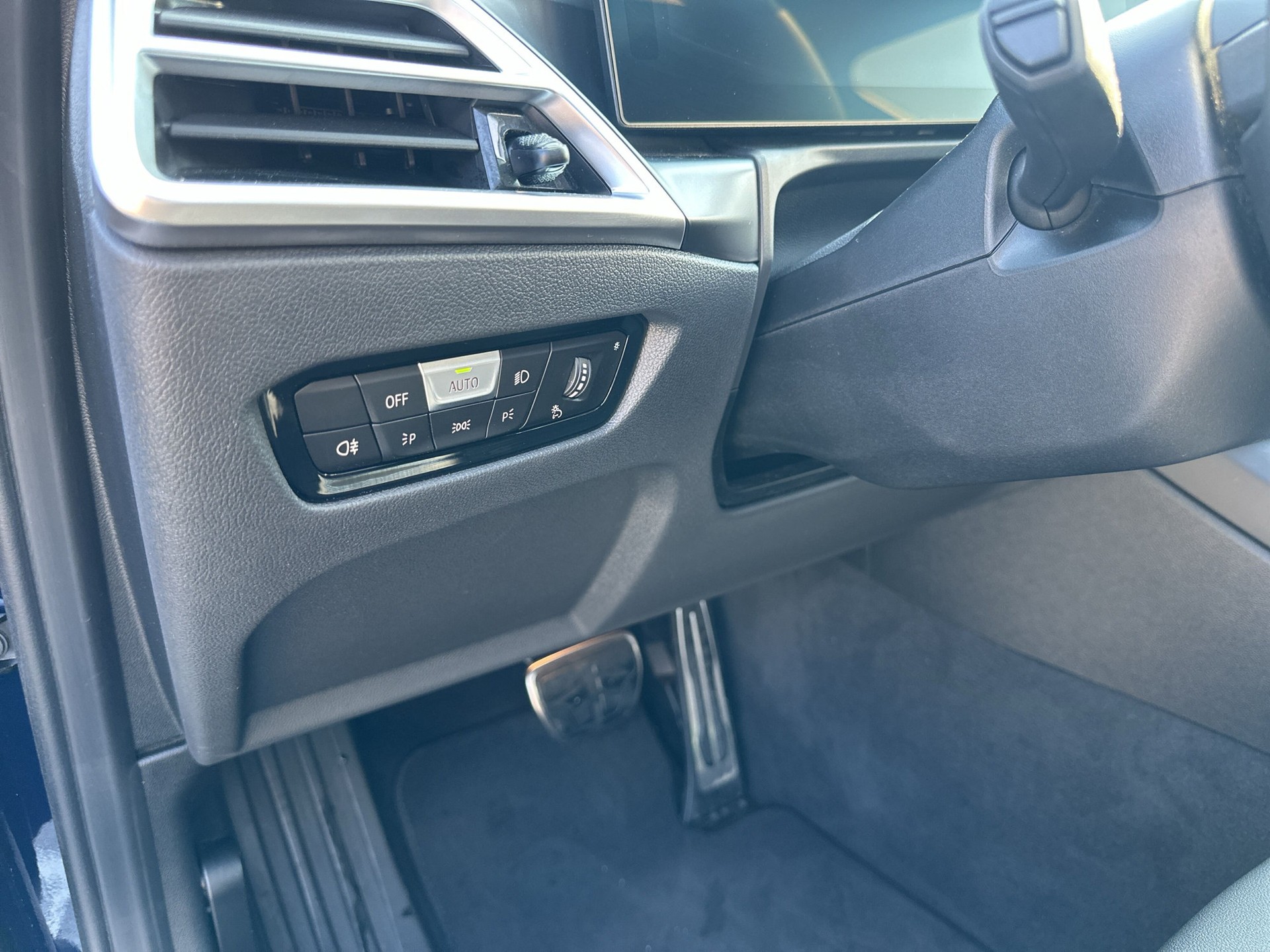 BMW 330e x DriveTouring Steptronic M Sport Pro-image-18