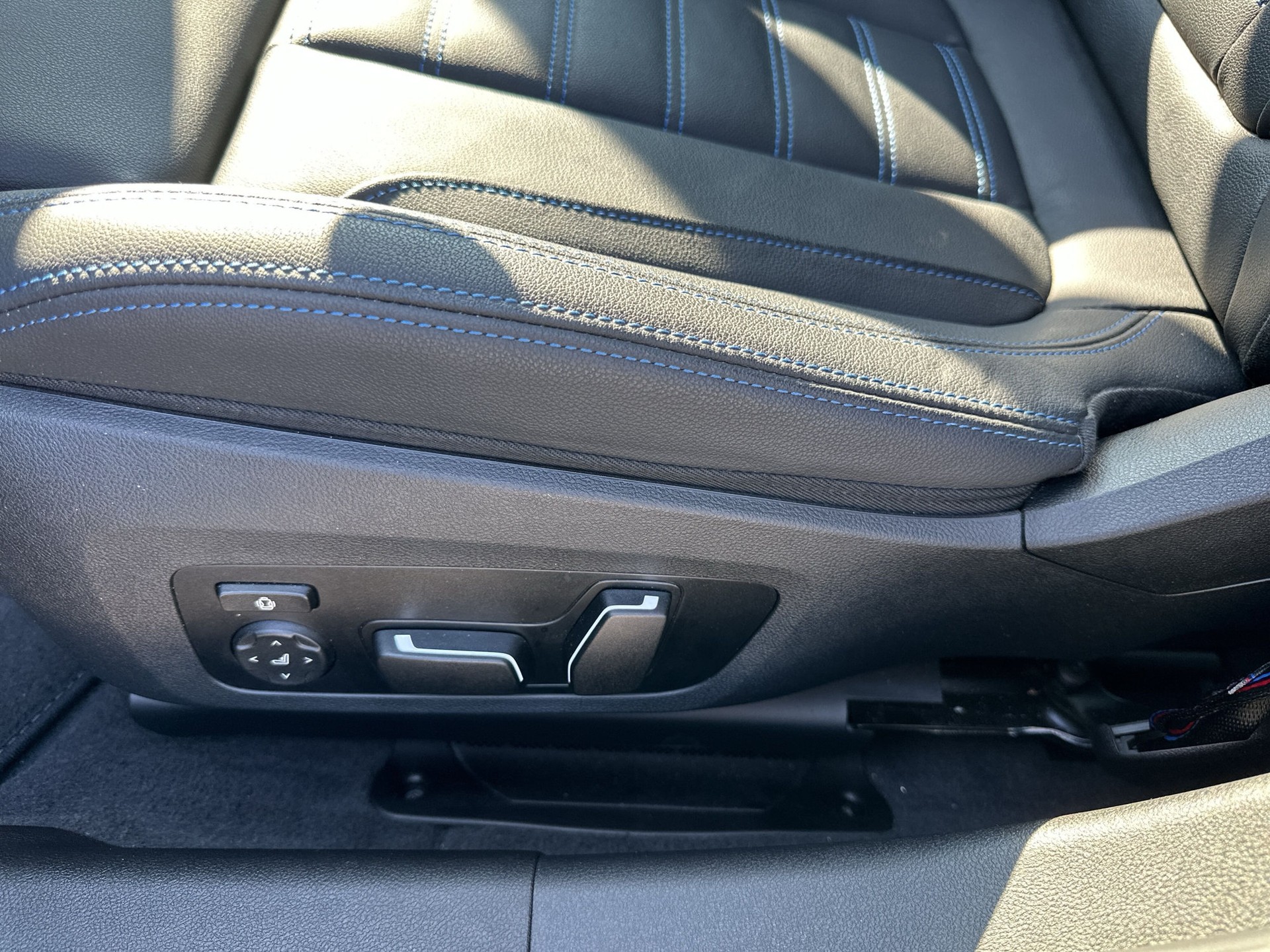 BMW 330e x DriveTouring Steptronic M Sport Pro-image-17
