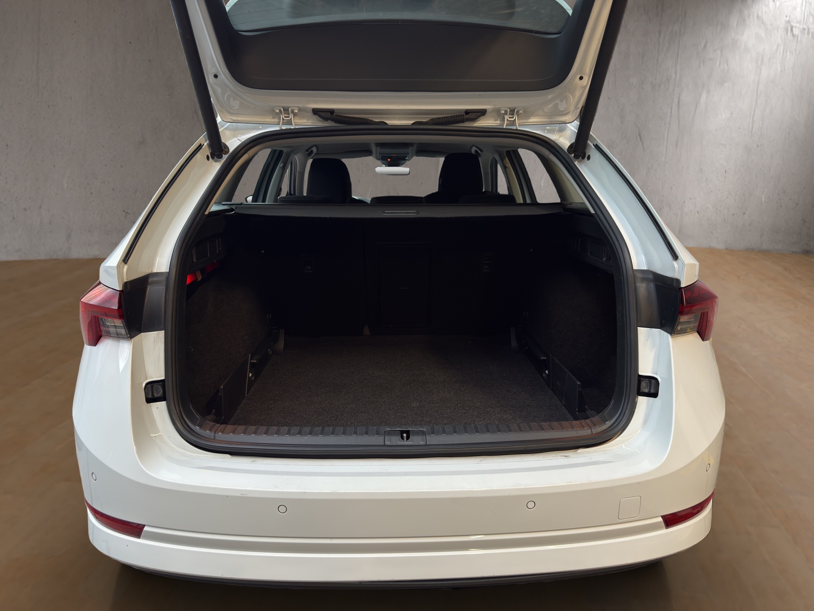 SKODA Octavia Combi 2.0 TDI DSG Ambition-image-21
