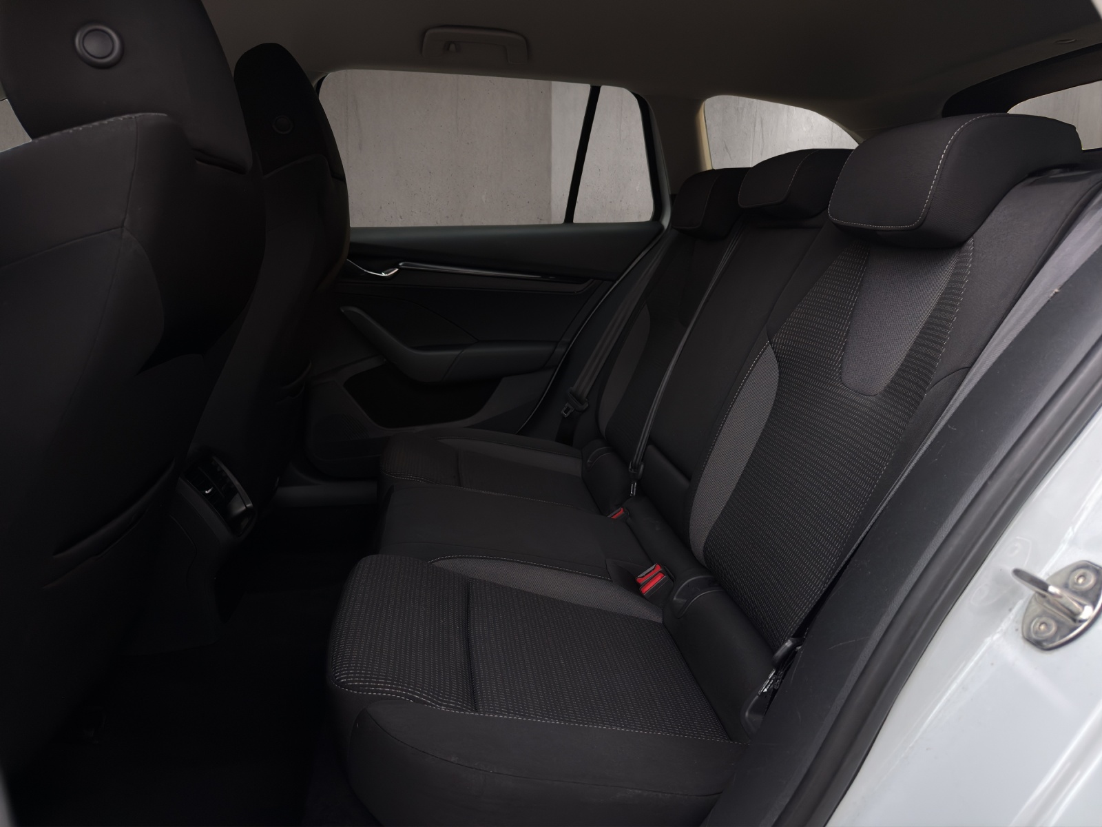 SKODA Octavia Combi 2.0 TDI DSG Ambition-image-6