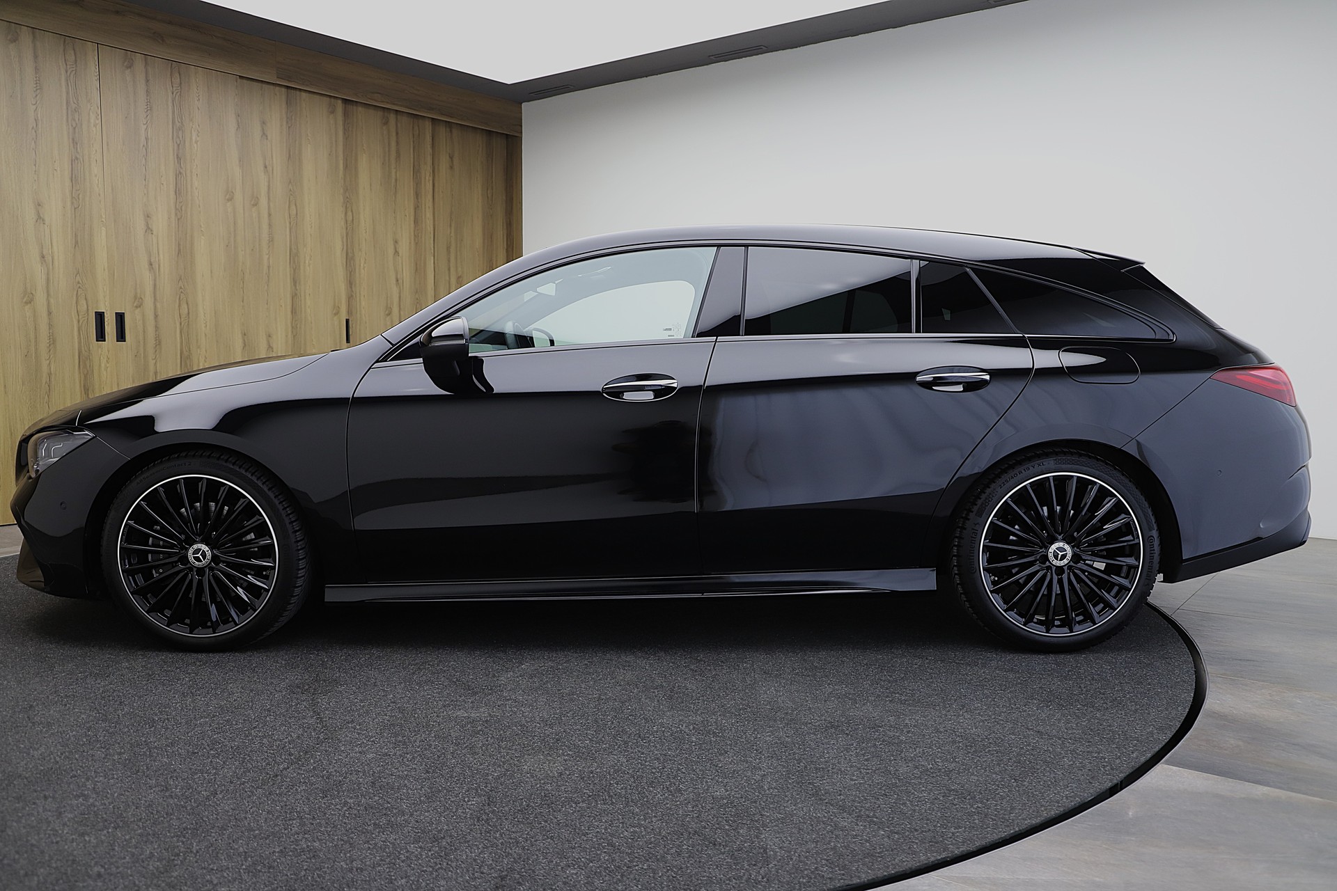 MERCEDES-BENZ CLA 200d Shooting Brake 7G-DCT AMG Line Night Edition und Advanced Plus-image-2