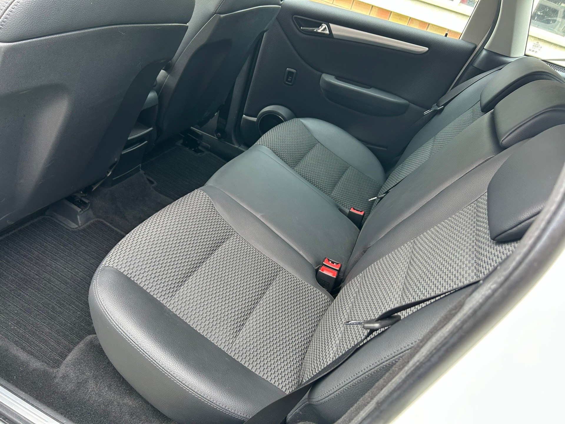 MERCEDES-BENZ B 180 Selection-image-11