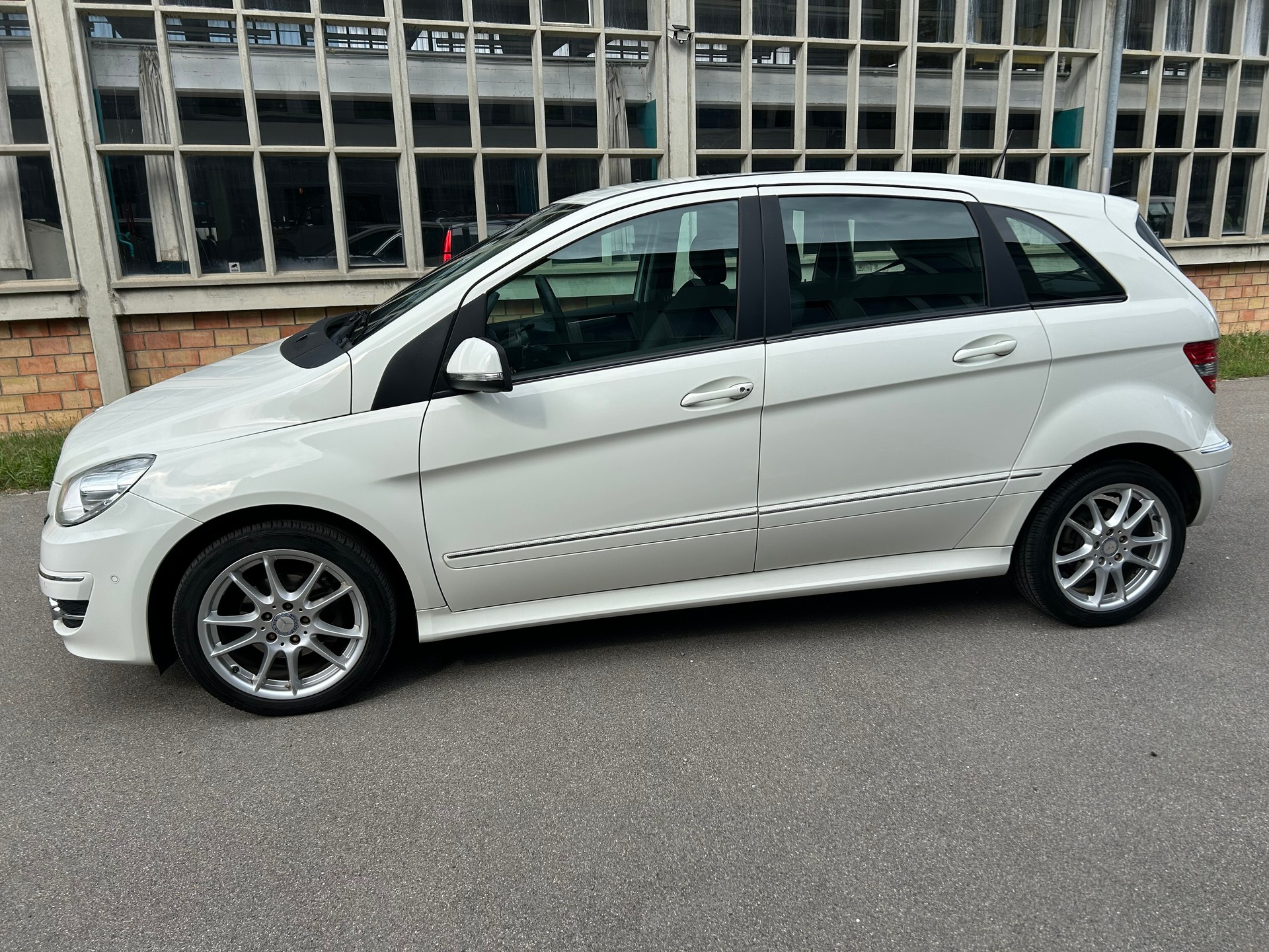 MERCEDES-BENZ B 180 Selection-image-2