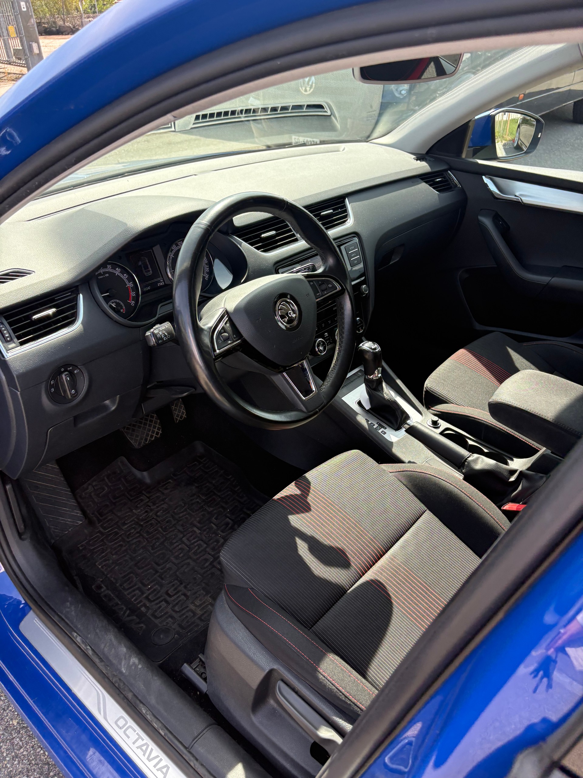 SKODA Octavia Combi 2.0 TDI Ambition 4x4 DSG-image-7