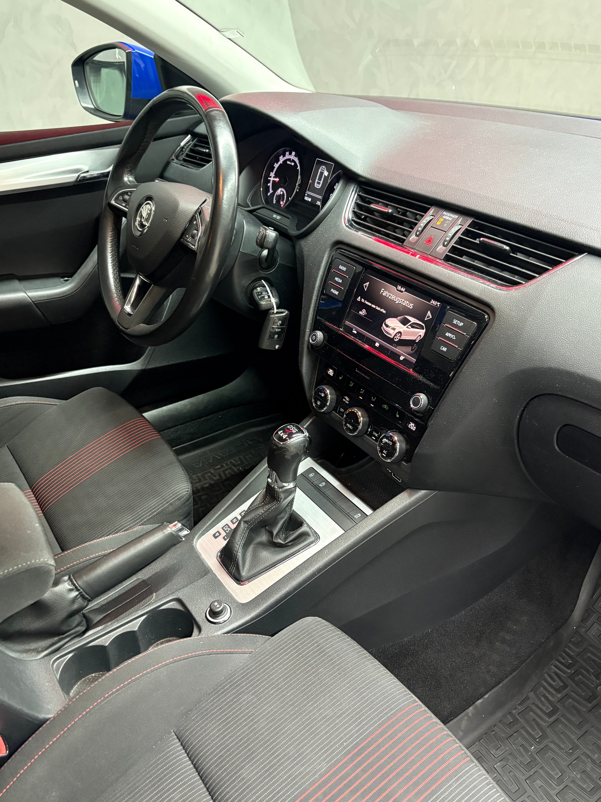 SKODA Octavia Combi 2.0 TDI Ambition 4x4 DSG-image-9
