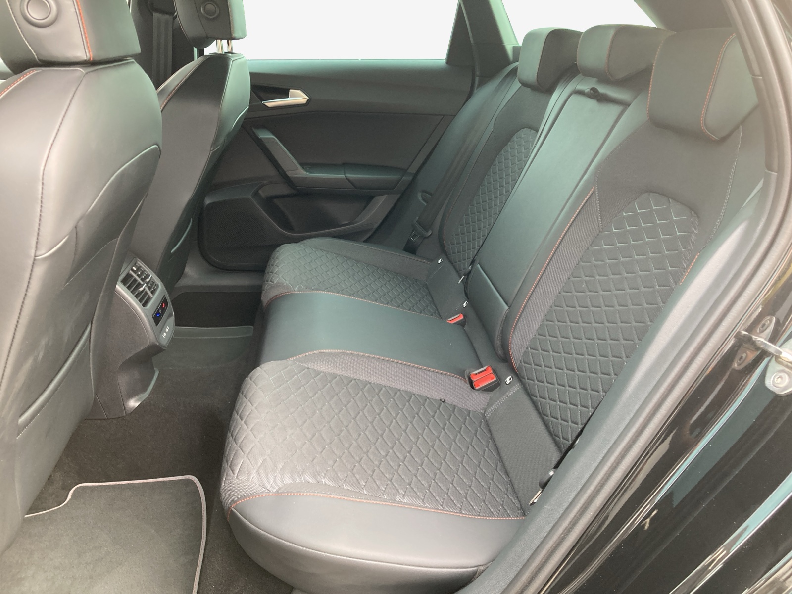 SEAT Leon ST 1.5 eHybrid pHEV DSG FR-image-11