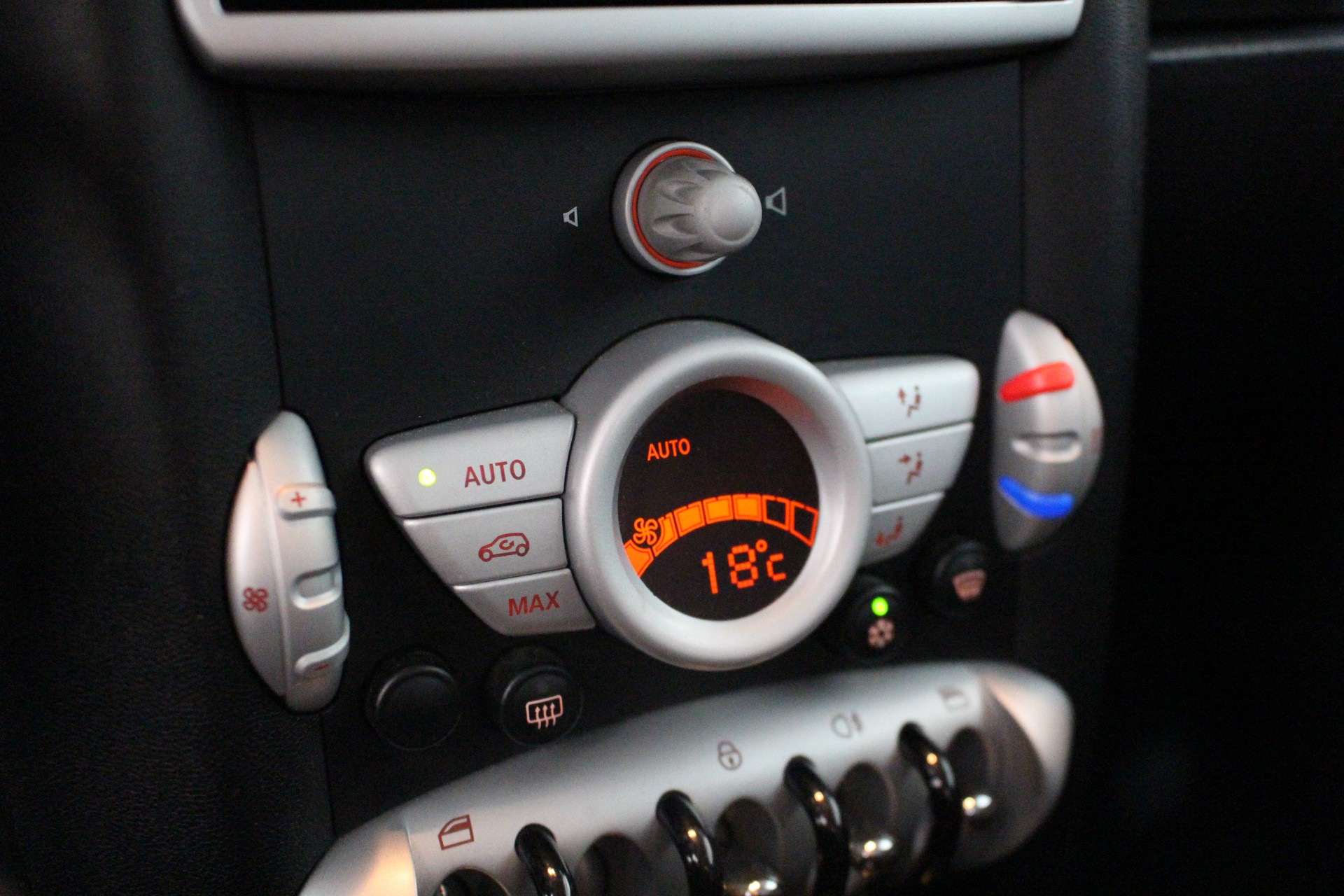 MINI Mini R56 1.6i Cooper-image-12