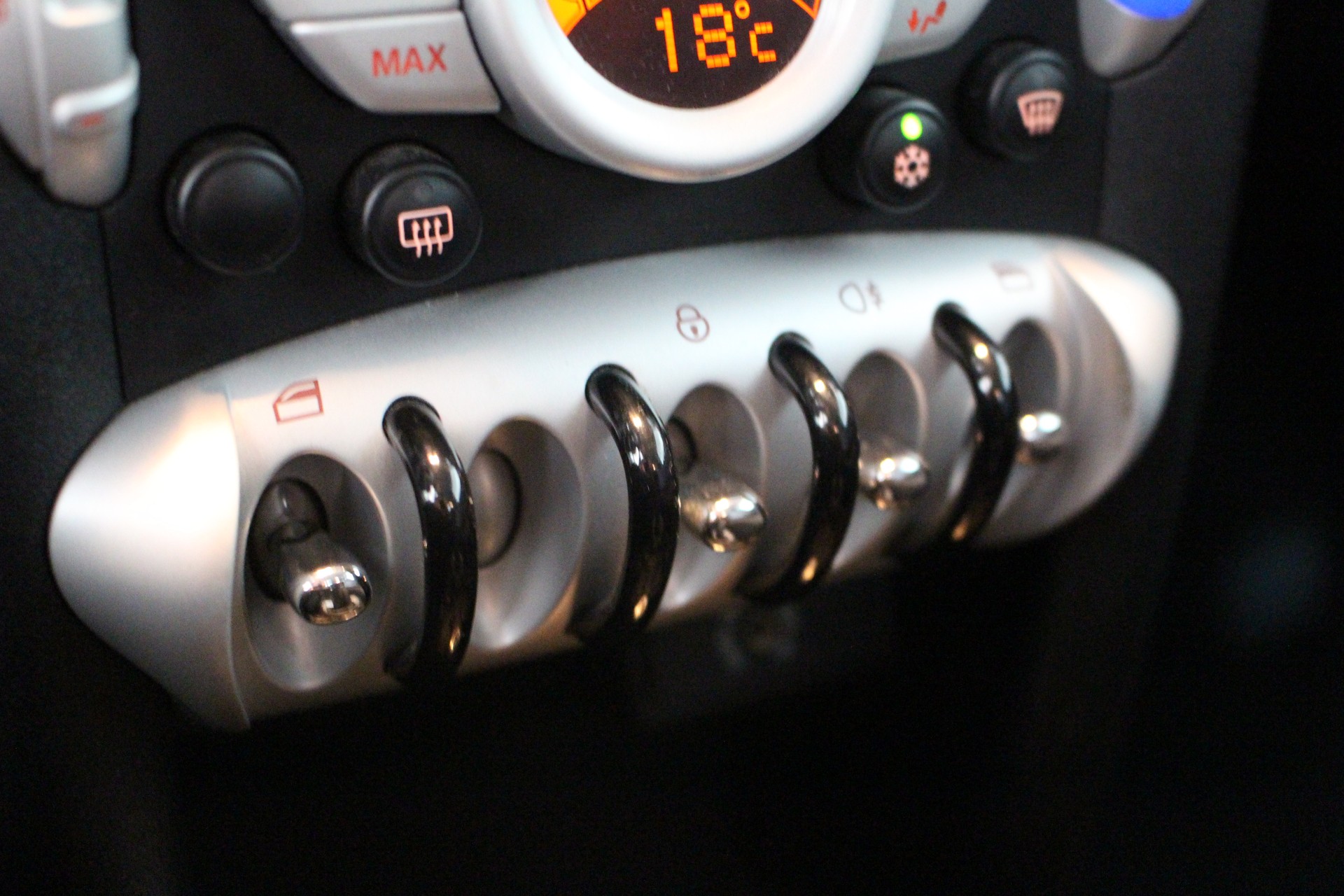 MINI Mini R56 1.6i Cooper-image-13