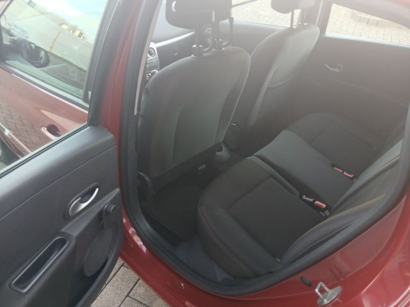 RENAULT Clio Grandtour 1.6 16V 20th Edition Automatic-image-6