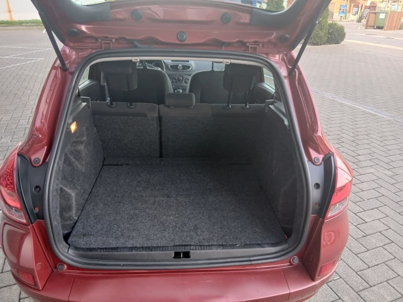 RENAULT Clio Grandtour 1.6 16V 20th Edition Automatic-image-7
