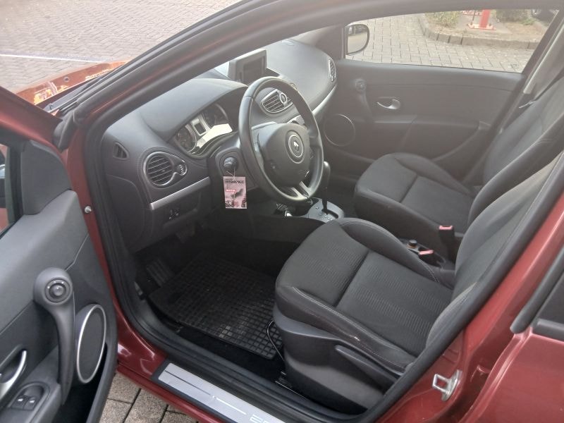RENAULT Clio Grandtour 1.6 16V 20th Edition Automatic-image-5
