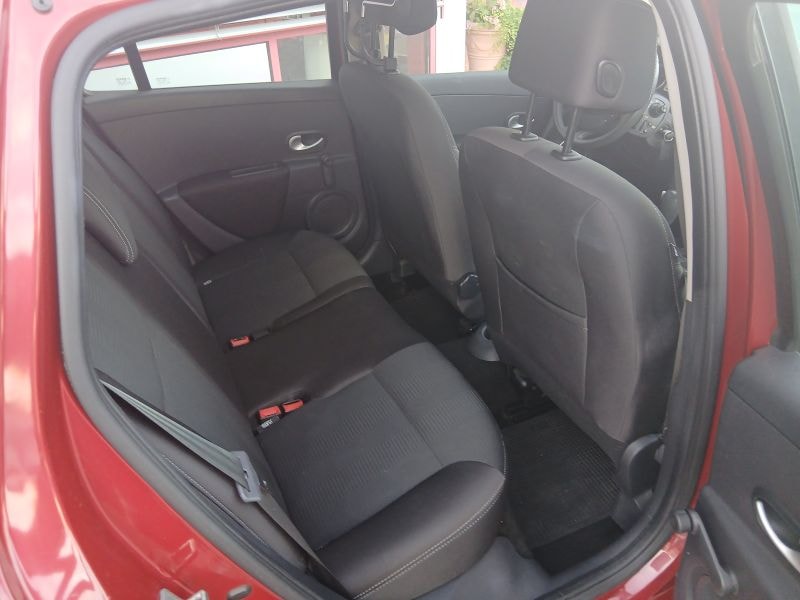 RENAULT Clio Grandtour 1.6 16V 20th Edition Automatic-image-8