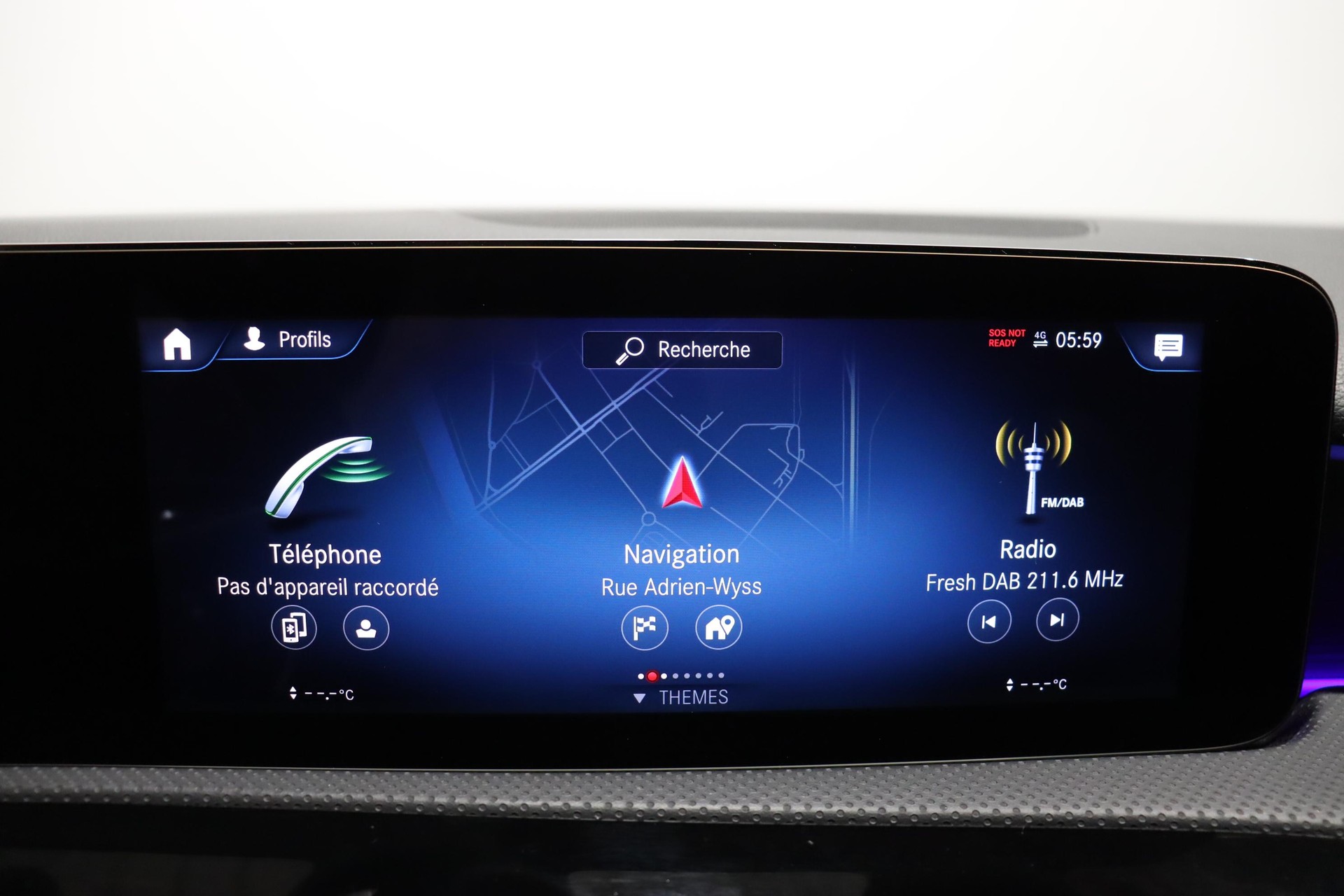 MERCEDES-BENZ A 250 e AMG Line-image-13