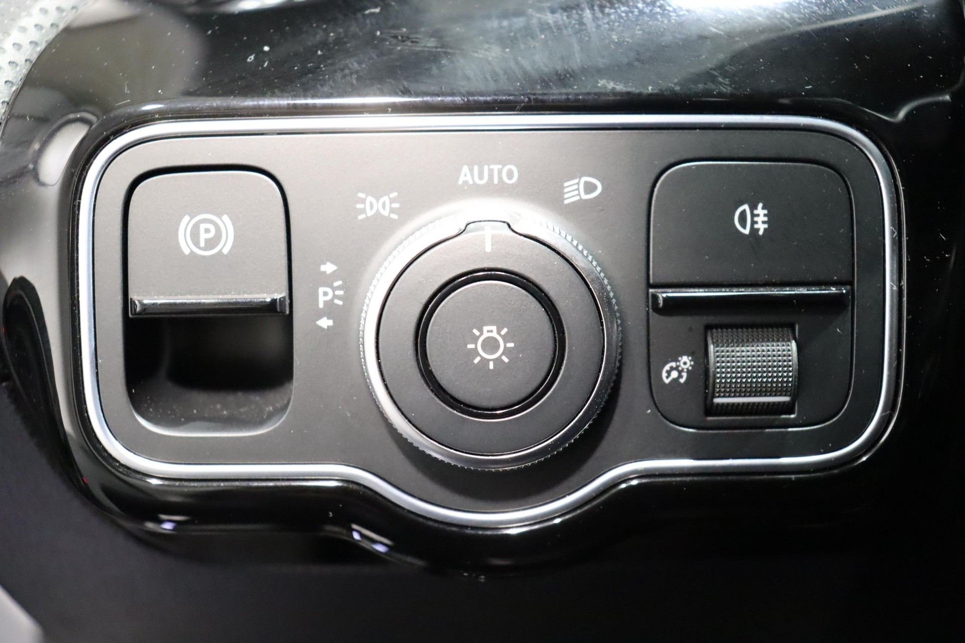 MERCEDES-BENZ A 250 e AMG Line-image-16