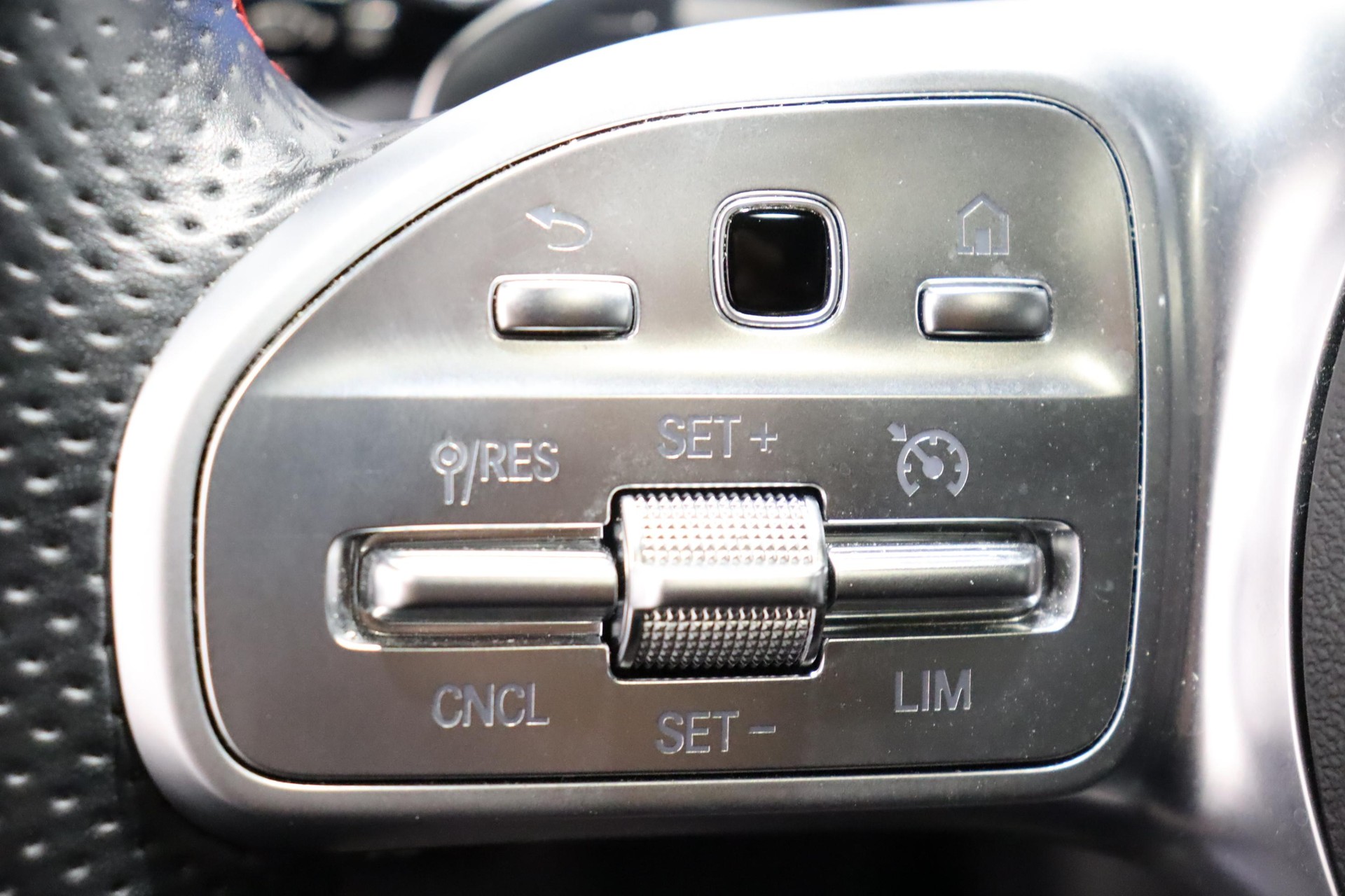 MERCEDES-BENZ A 250 e AMG Line-image-17