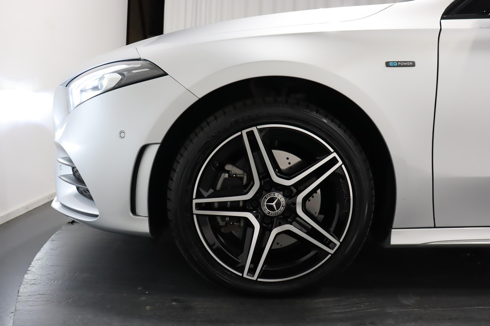 MERCEDES-BENZ A 250 e AMG Line-image-5