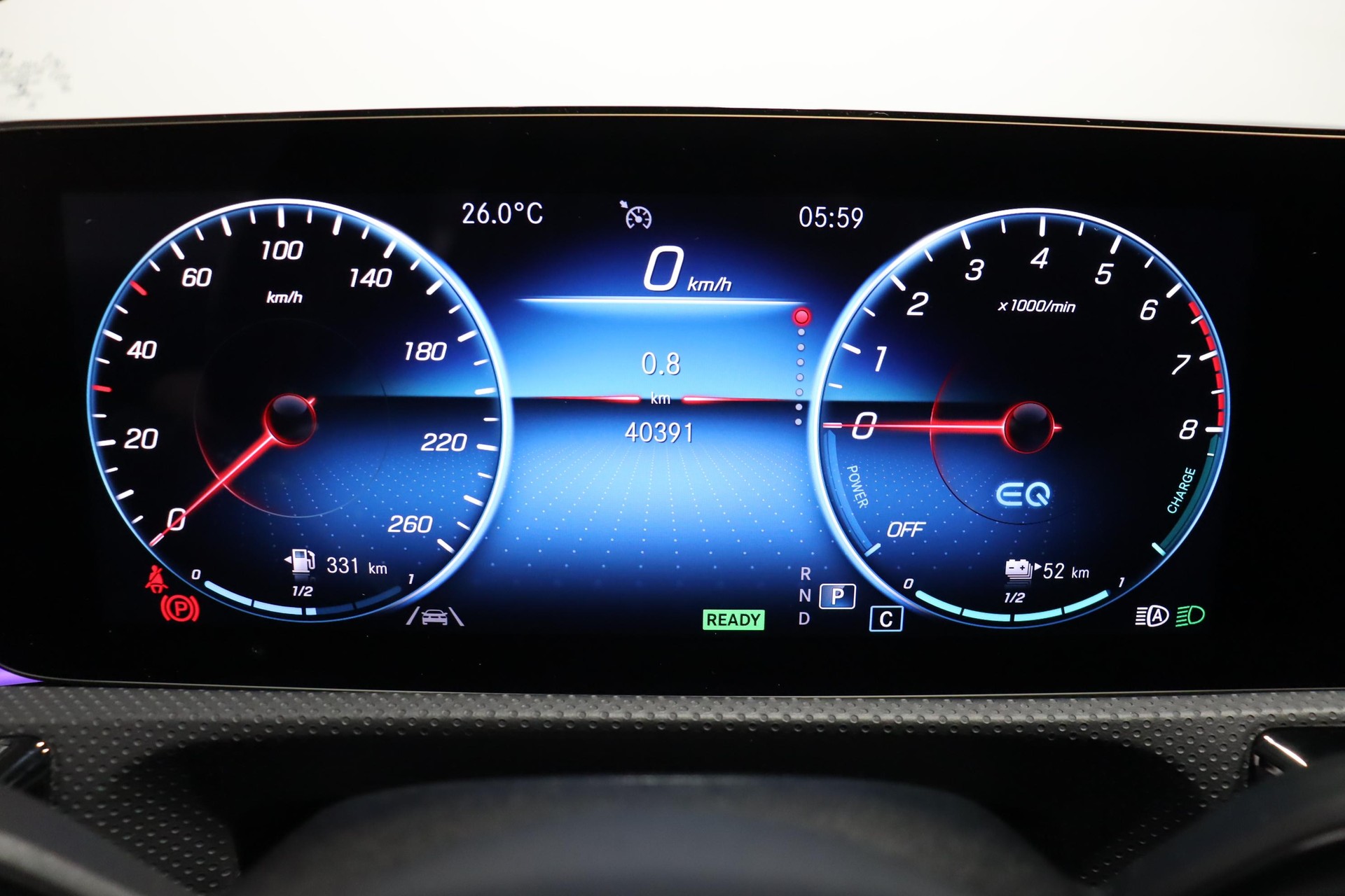MERCEDES-BENZ A 250 e AMG Line-image-9