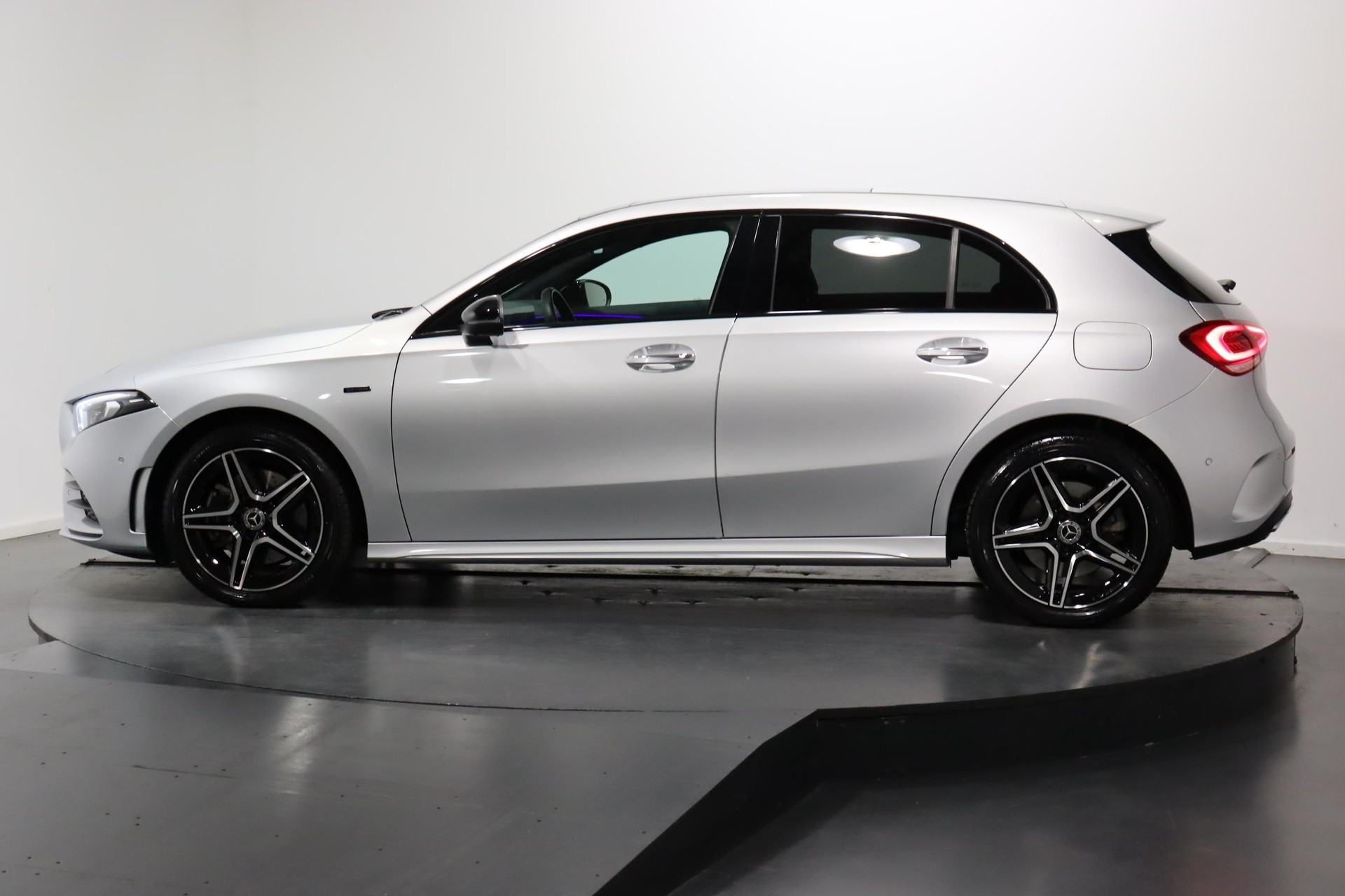MERCEDES-BENZ A 250 e AMG Line-image-1