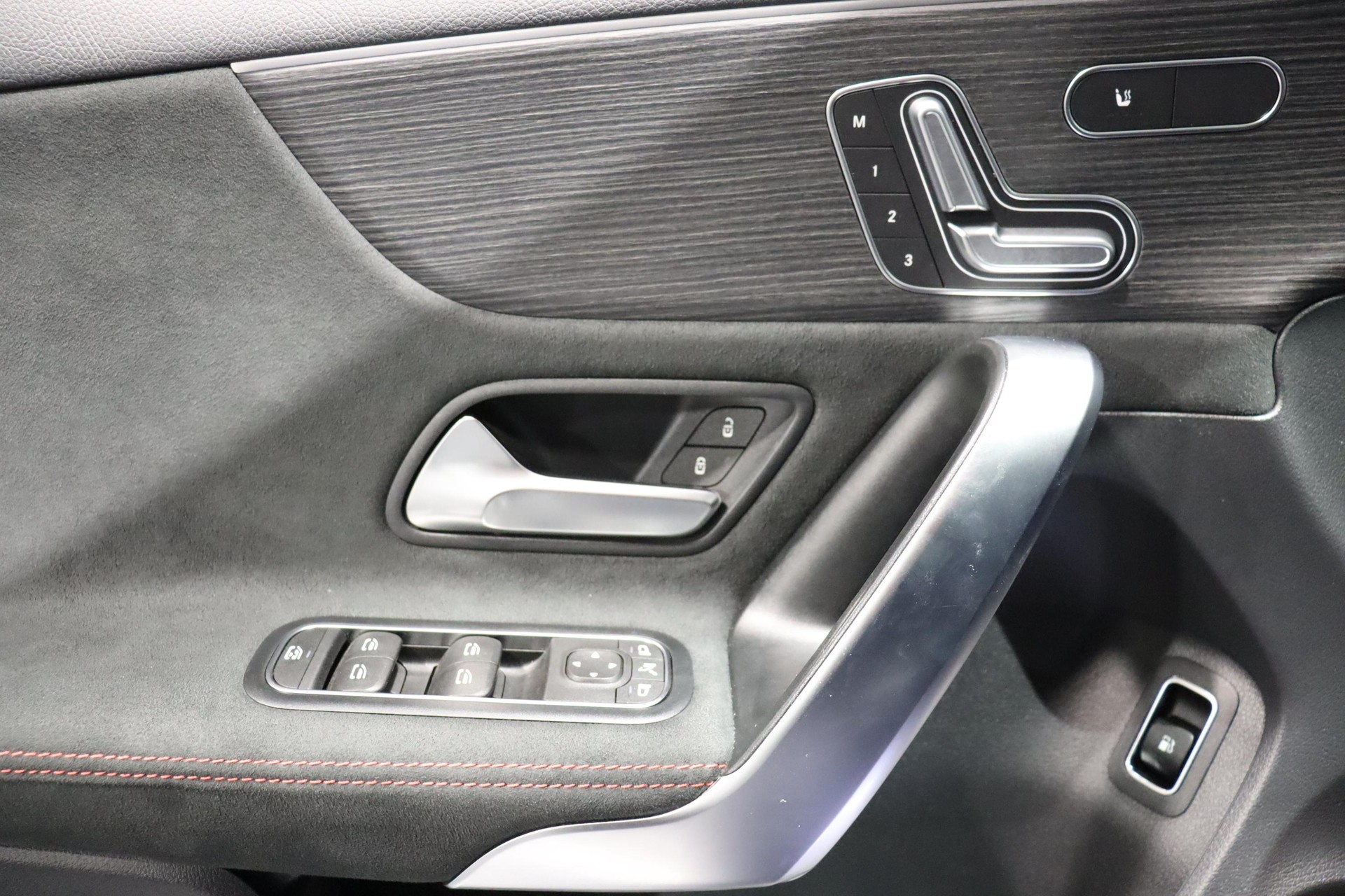 MERCEDES-BENZ A 250 e AMG Line-image-19