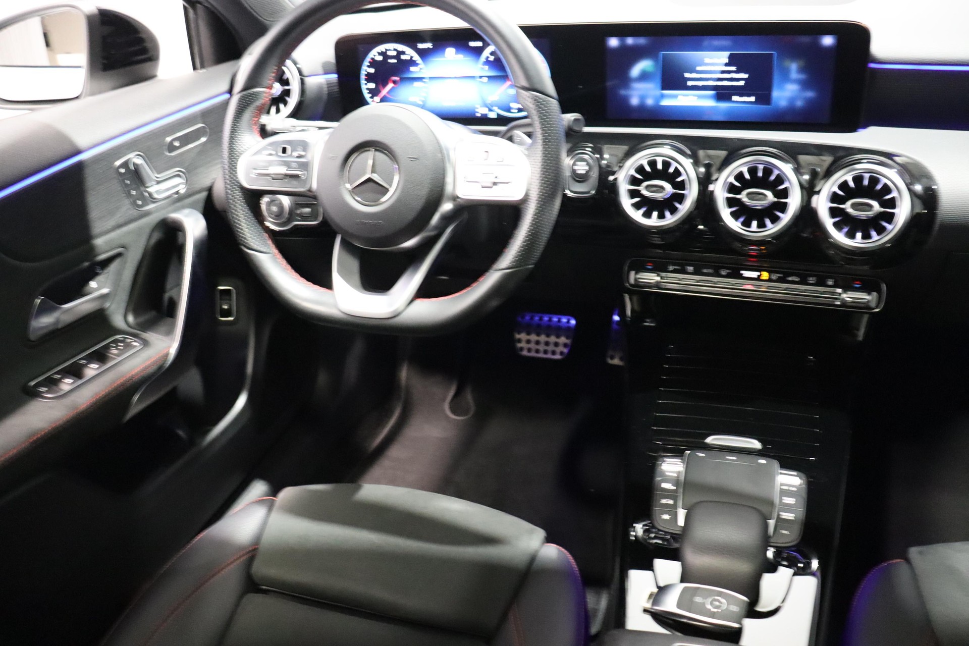 MERCEDES-BENZ A 250 e AMG Line-image-7
