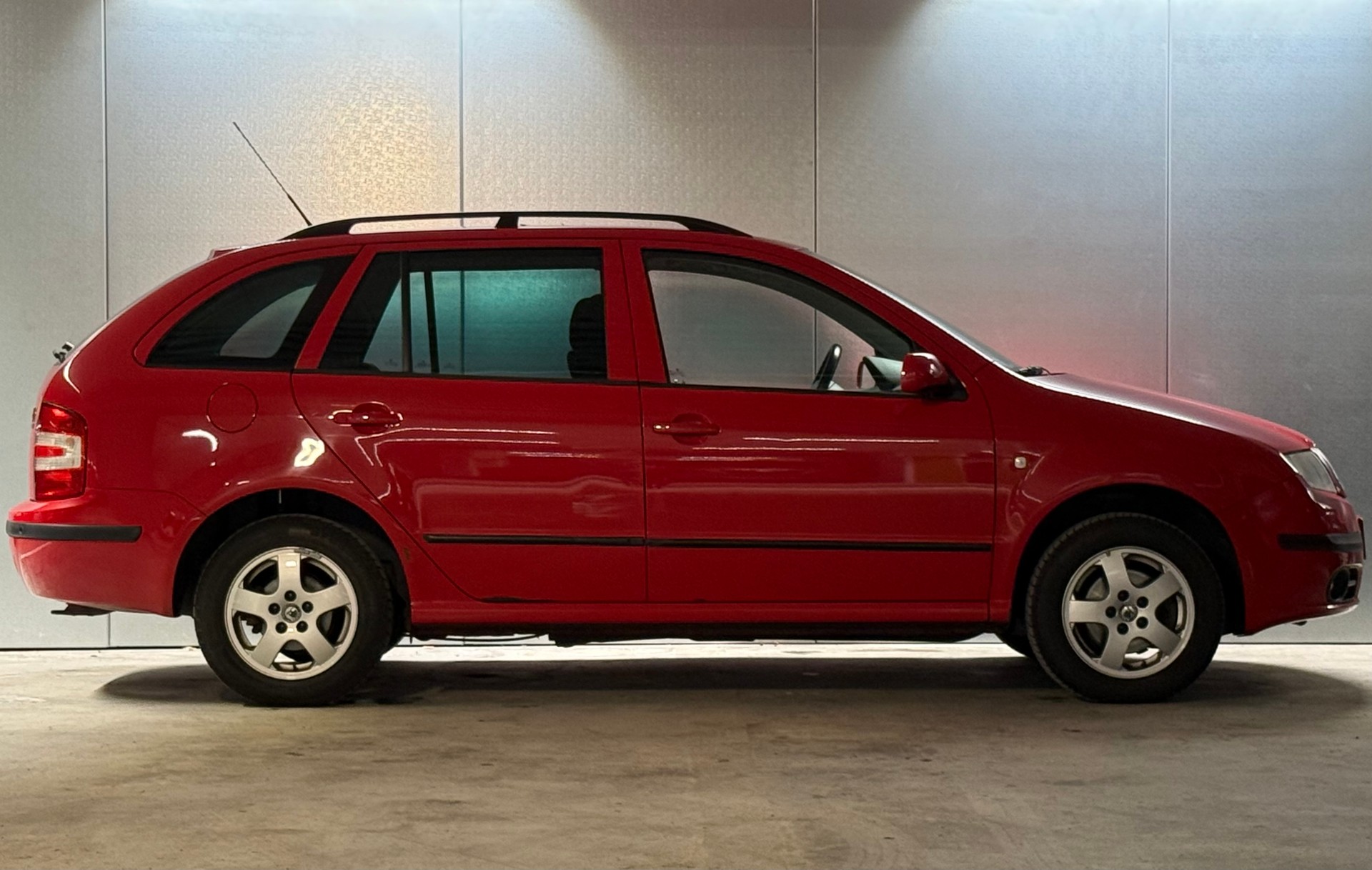 SKODA Fabia 1.4 16V Swiss Olympic-image-3