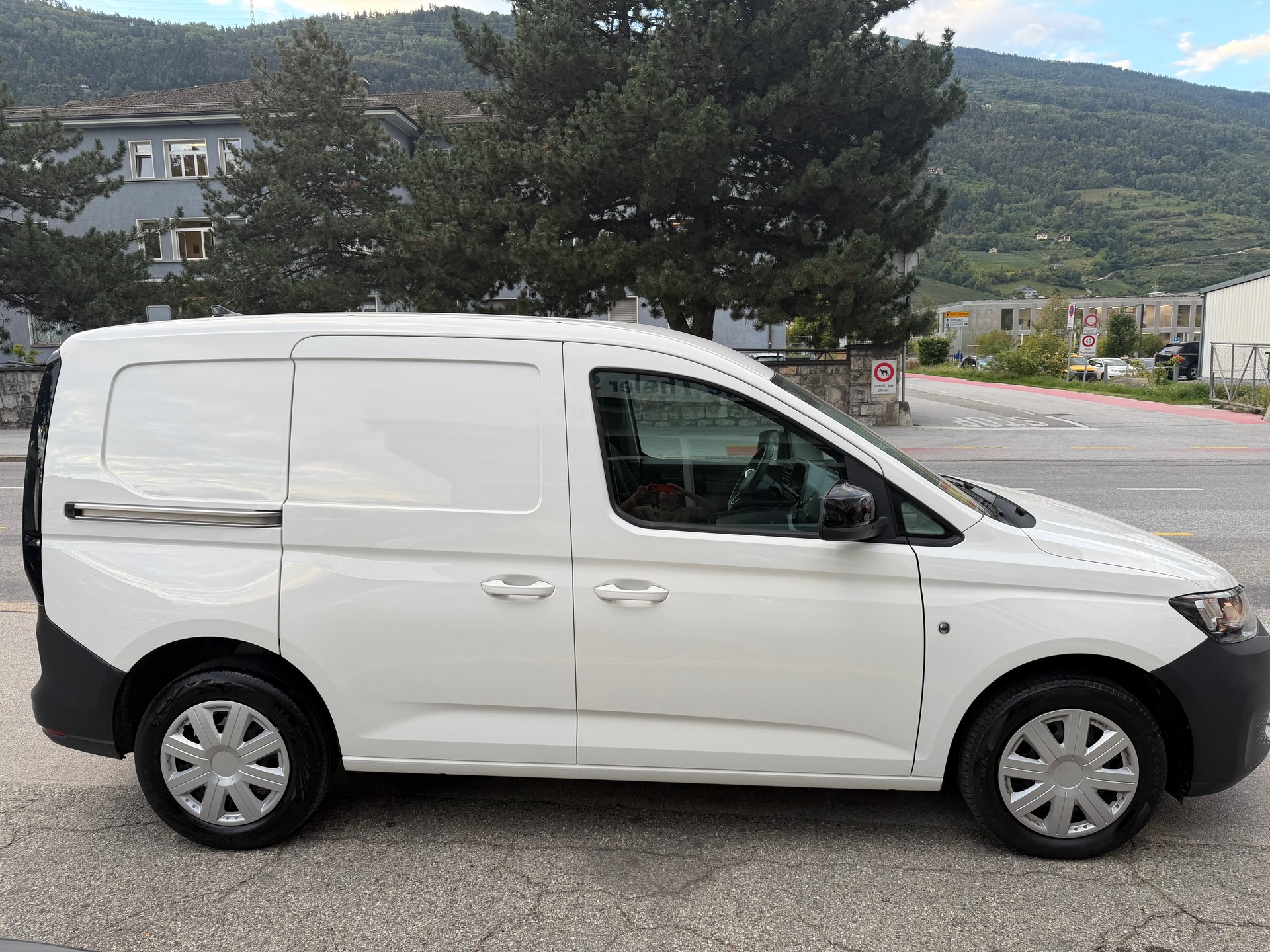 VW Caddy Cargo 2.0TDI Entry-image-6