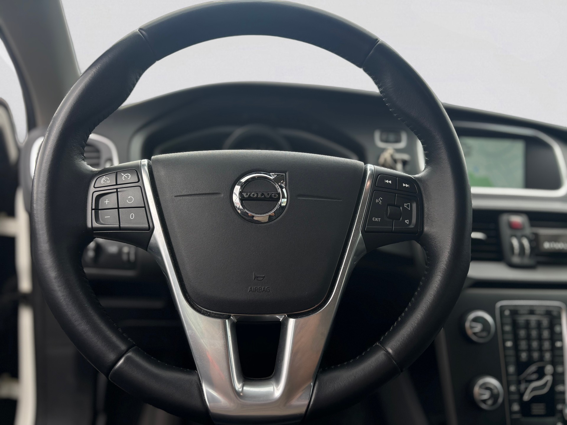 VOLVO V40 D3 Momentum Geartronic-image-8