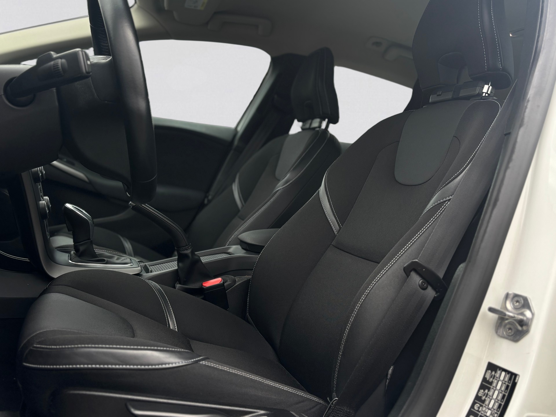 VOLVO V40 D3 Momentum Geartronic-image-7