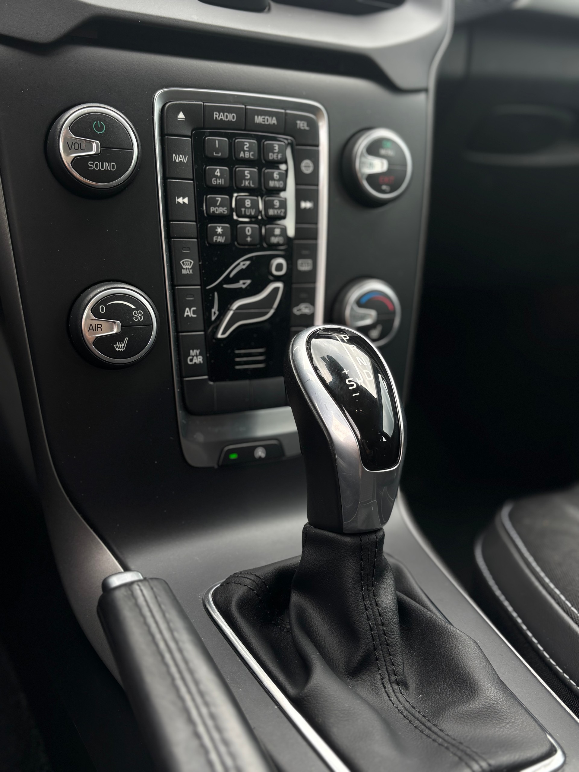 VOLVO V40 D3 Momentum Geartronic-image-9