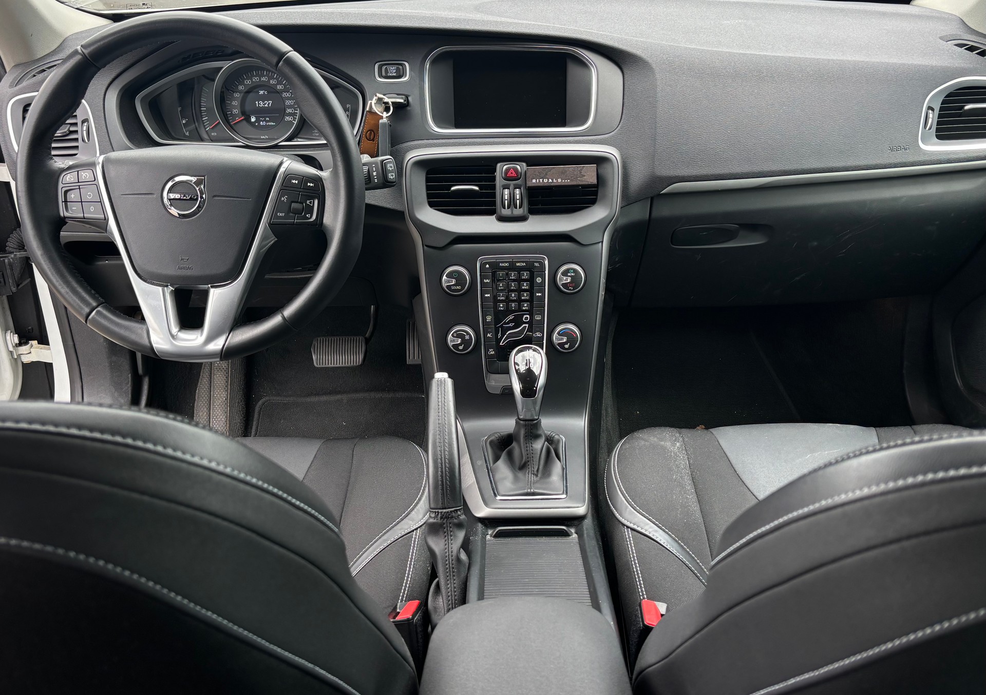 VOLVO V40 D3 Momentum Geartronic-image-6