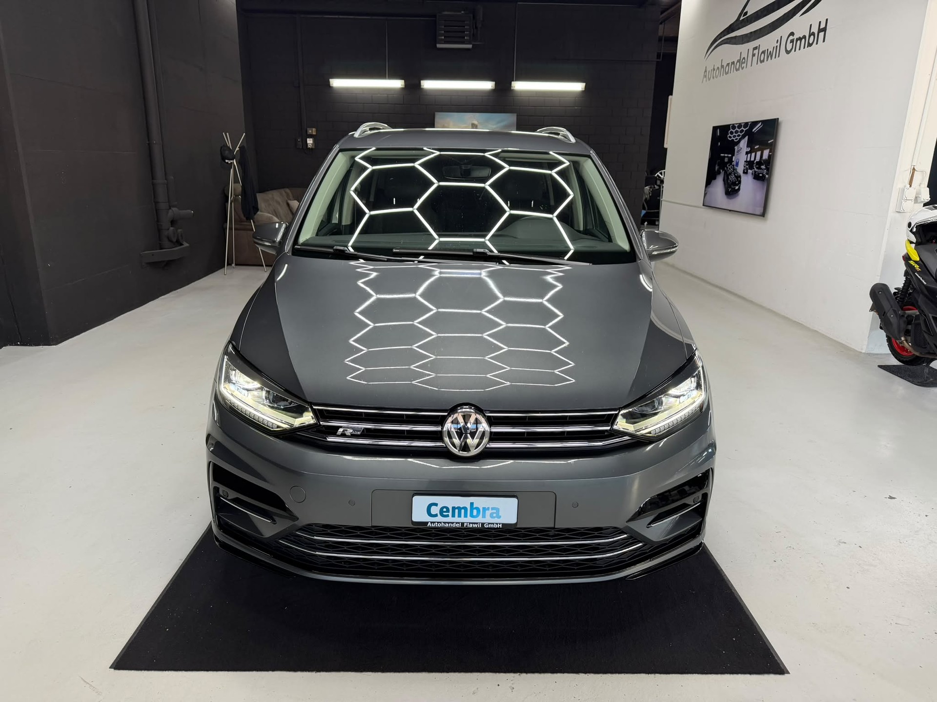 VW Touran 1.5 TSI EVO Highline DSG R Line-image-1