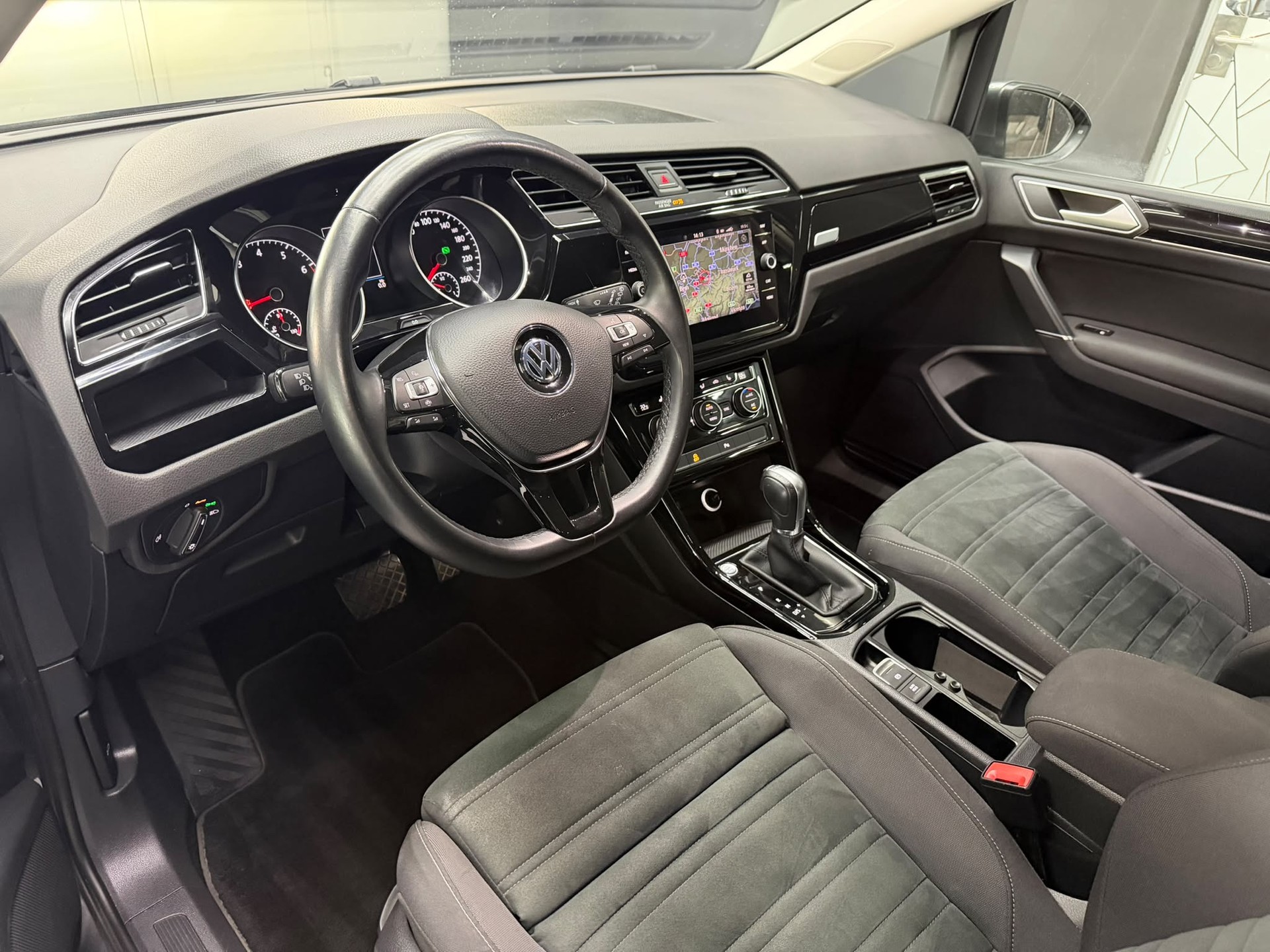 VW Touran 1.5 TSI EVO Highline DSG R Line-image-5