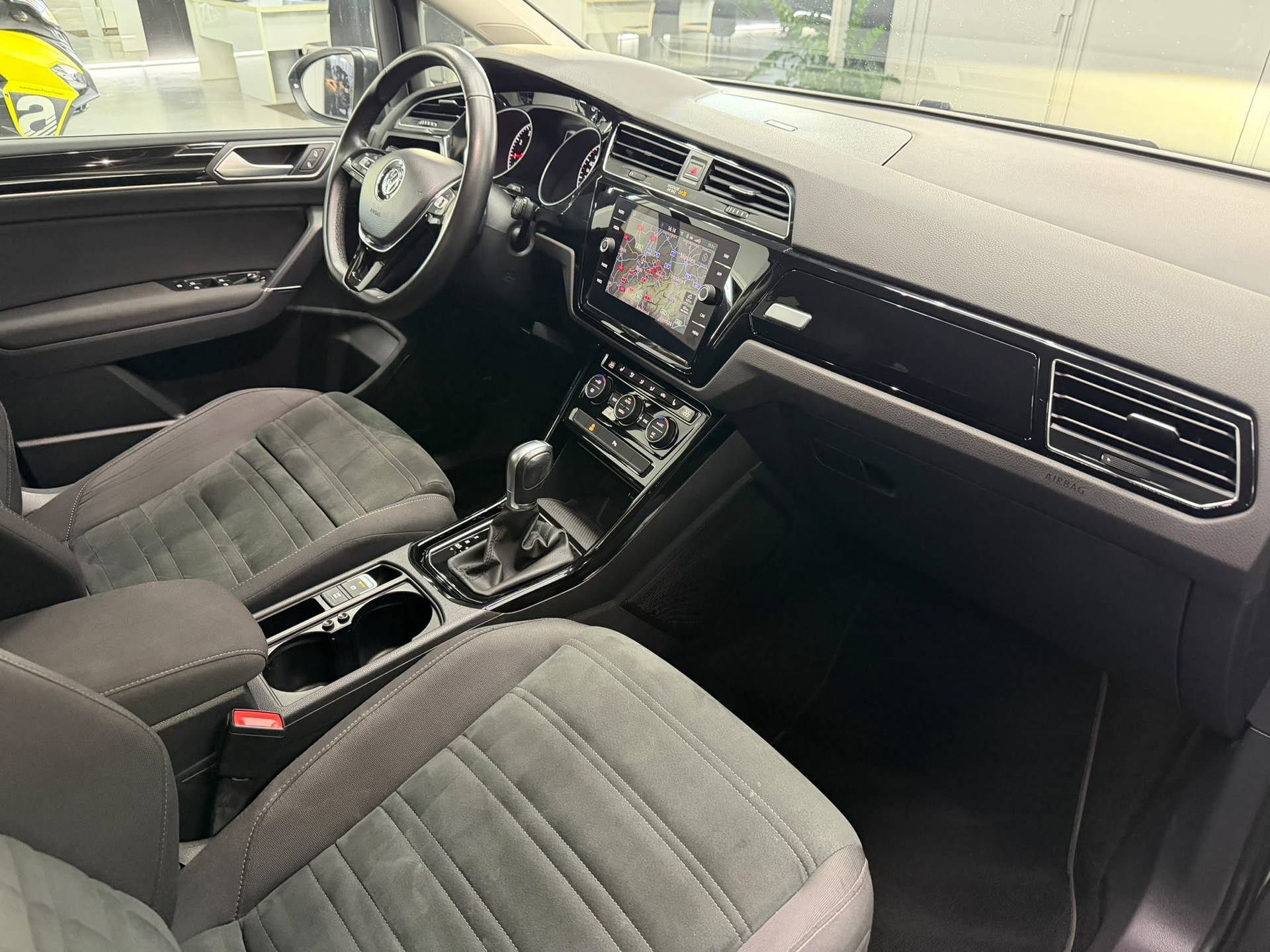 VW Touran 1.5 TSI EVO Highline DSG R Line-image-6