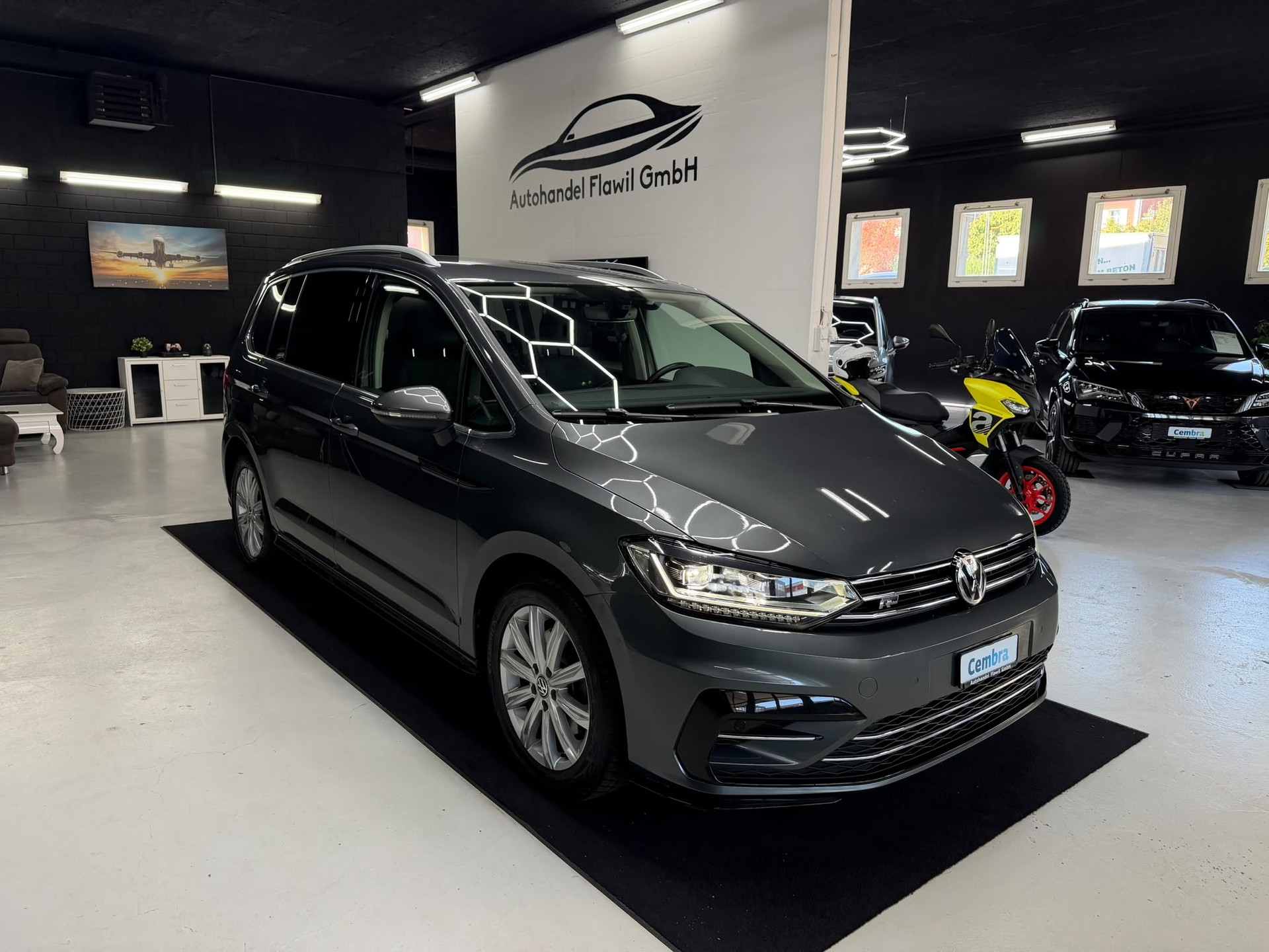 VW Touran 1.5 TSI EVO Highline DSG R Line-image-0