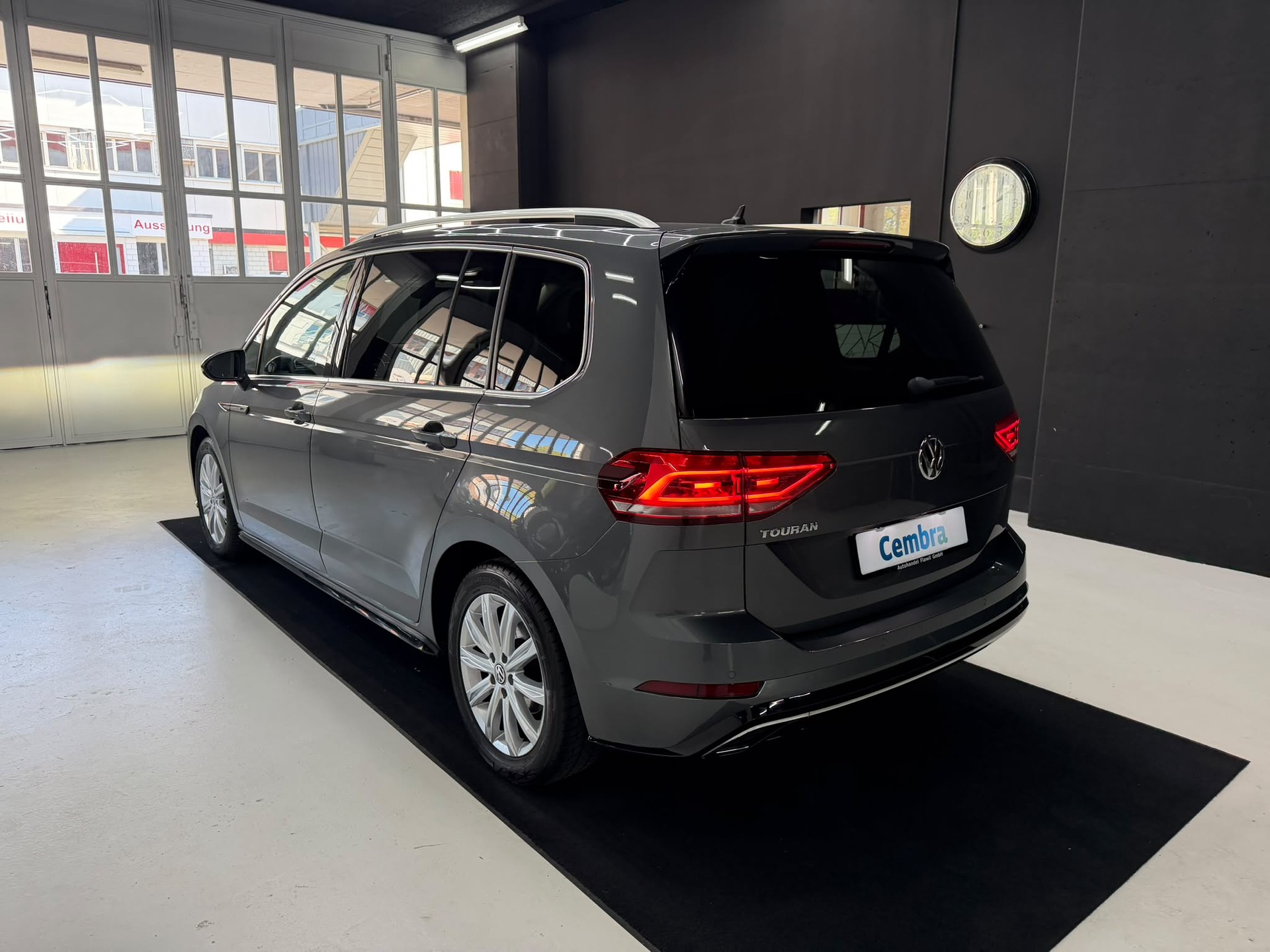 VW Touran 1.5 TSI EVO Highline DSG R Line-image-16